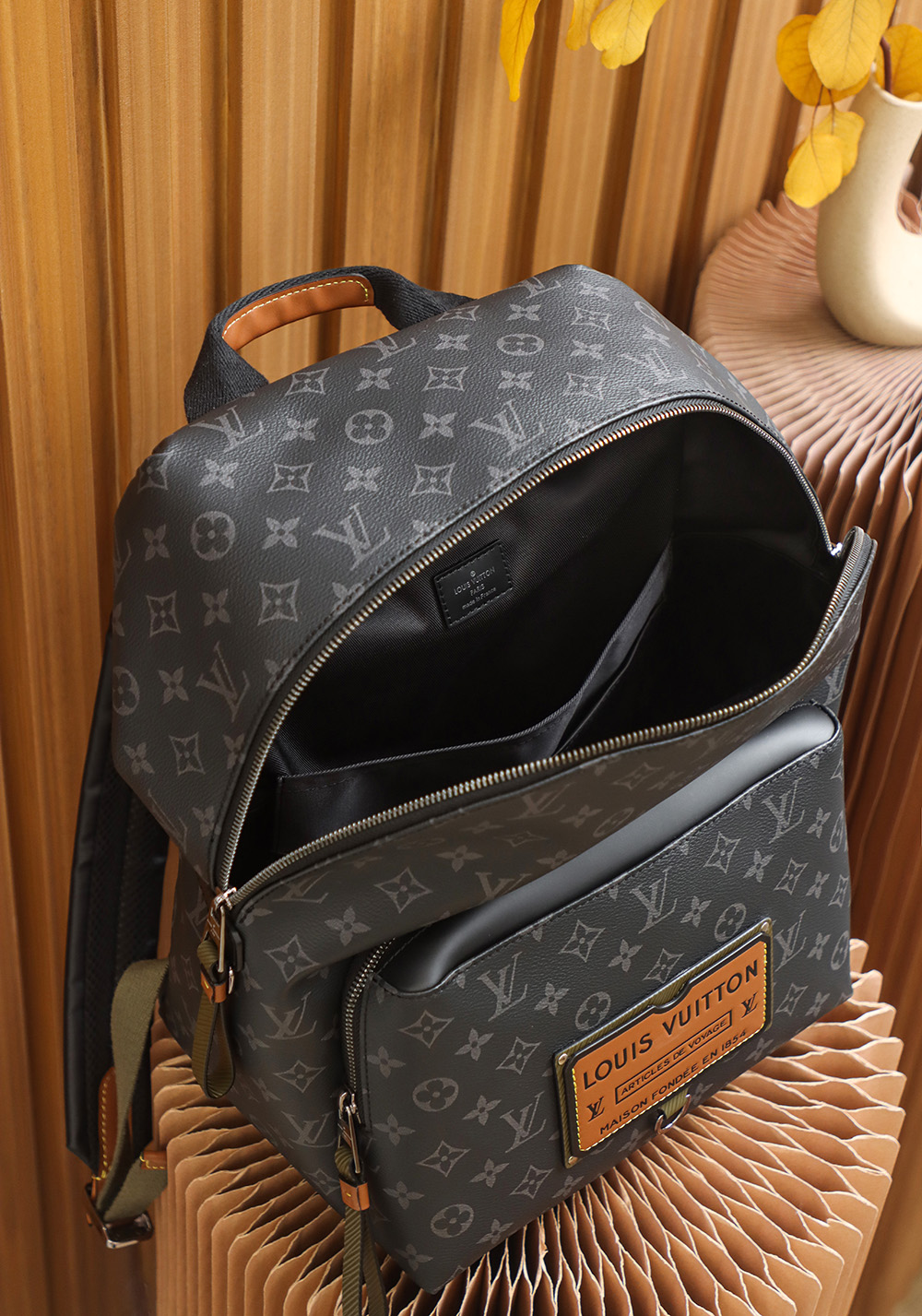 LV Discovery Backpack / LV Backpack in Black กระเป๋าเป้ งานปั้มแบรนด์ ใช้ได้ทั้งชายหญิง ภาพถ่ายจากงานขายจริง ใช้งานต่างประเทศได้