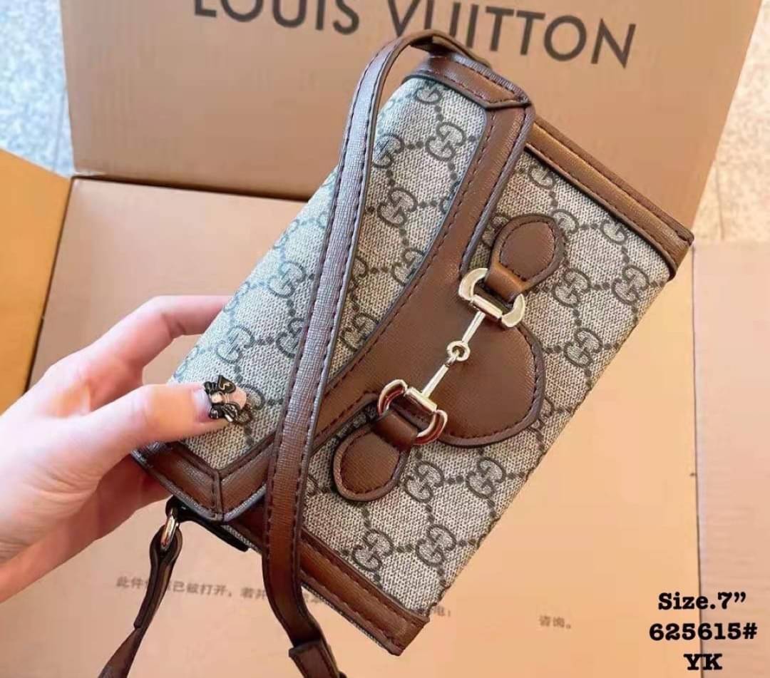 Gucci Horsebit 1955 Mini Bag / GC crossbody horizon mini bag กระเป๋าสะพายข้างขนาดกำลังดี สวยอยู่ทรง วัสดุหนังแคนวาสทนทาน แฝงความหรู เปิด-ปิดฝาสอดพร้อมแม่เหล็กในตัว ภายในเป็นช่องโล่ง ใส่โทรศัพท์ได้ทุกรุ่น พกแทนกระเป๋าสตางค์ ใส่บัตร ใส่ธนบัตรพกง่ายๆก็ได้ สา