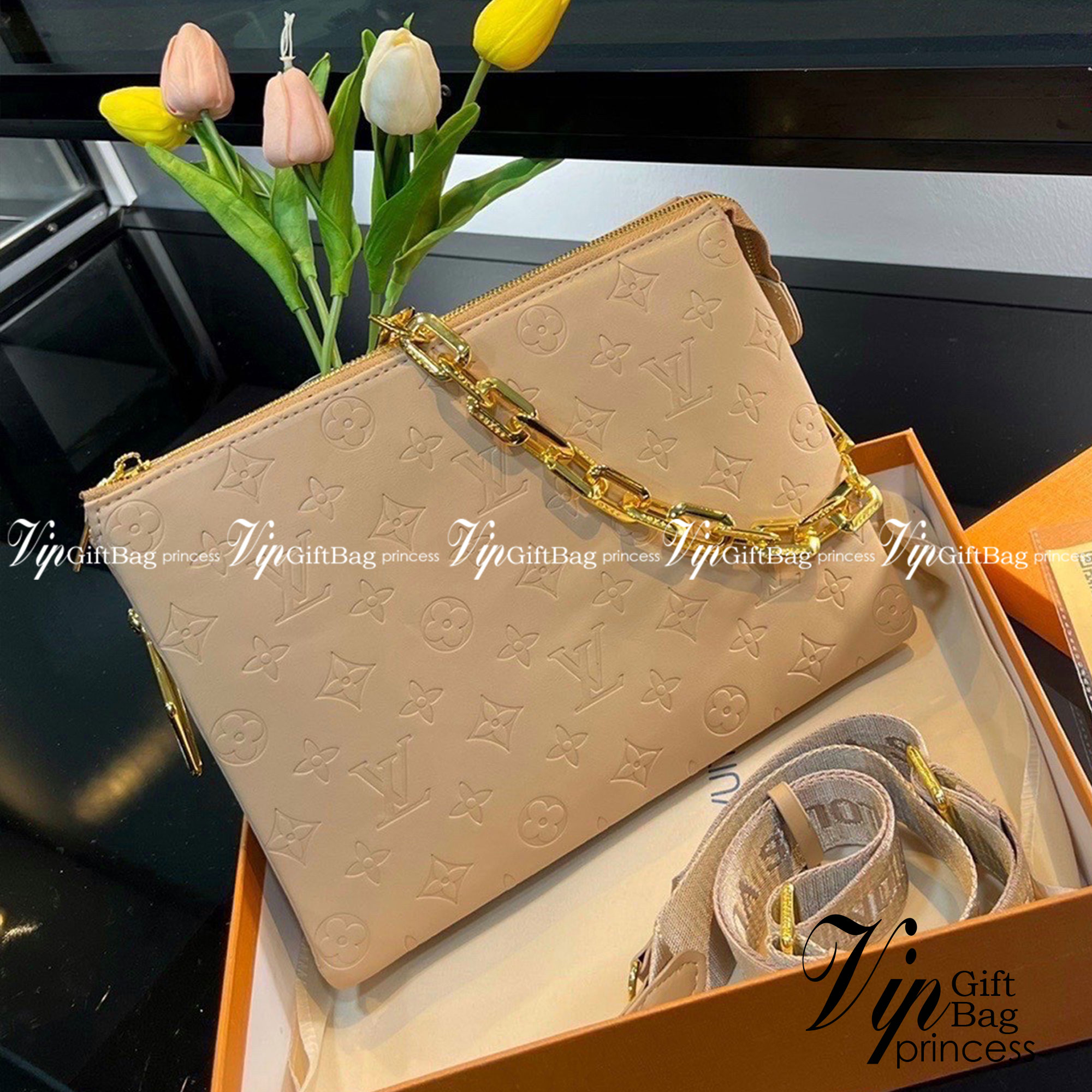 LV HANDLE POUCH MONOGRAM / LV Coussin PM Bag กระเป๋าสะพายกึ่งคลัชท์ สุดล้ำ มาแรงมาก ด้วยความสวยปังตั้งแต่แรกเห็น วัสดุหนังแกะสังเคราะห์ปั๊มลายสวยคม มาพร้อมสาย 2 เส้น เลิศๆ มีสายโซ่ที่มีดีเทลละเอียดไม่ซ้ำ และสายสปอร์ตครอสบอดี้ ที่จะคล้องไว้ทั้งสองเส้นก็ดีง