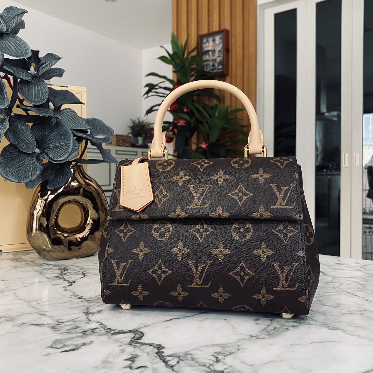LV Cluny Mini Monogram Canvas Bag 20cm กระเป๋าถือใบเล็กแสนน่ารัก ลายโมโนแกรมแคนวาสสุดไอคอนิก พร้อมสายสะพายผ้าทรงสปอร์ต คอลขายดีตลอดกาล หูจับในตัว น้ำหนักเบา เป็นไอเท็มที่แมทช์ได้กับทุกสไตล์การแต่งตัว ราคาสุดคุ้ม