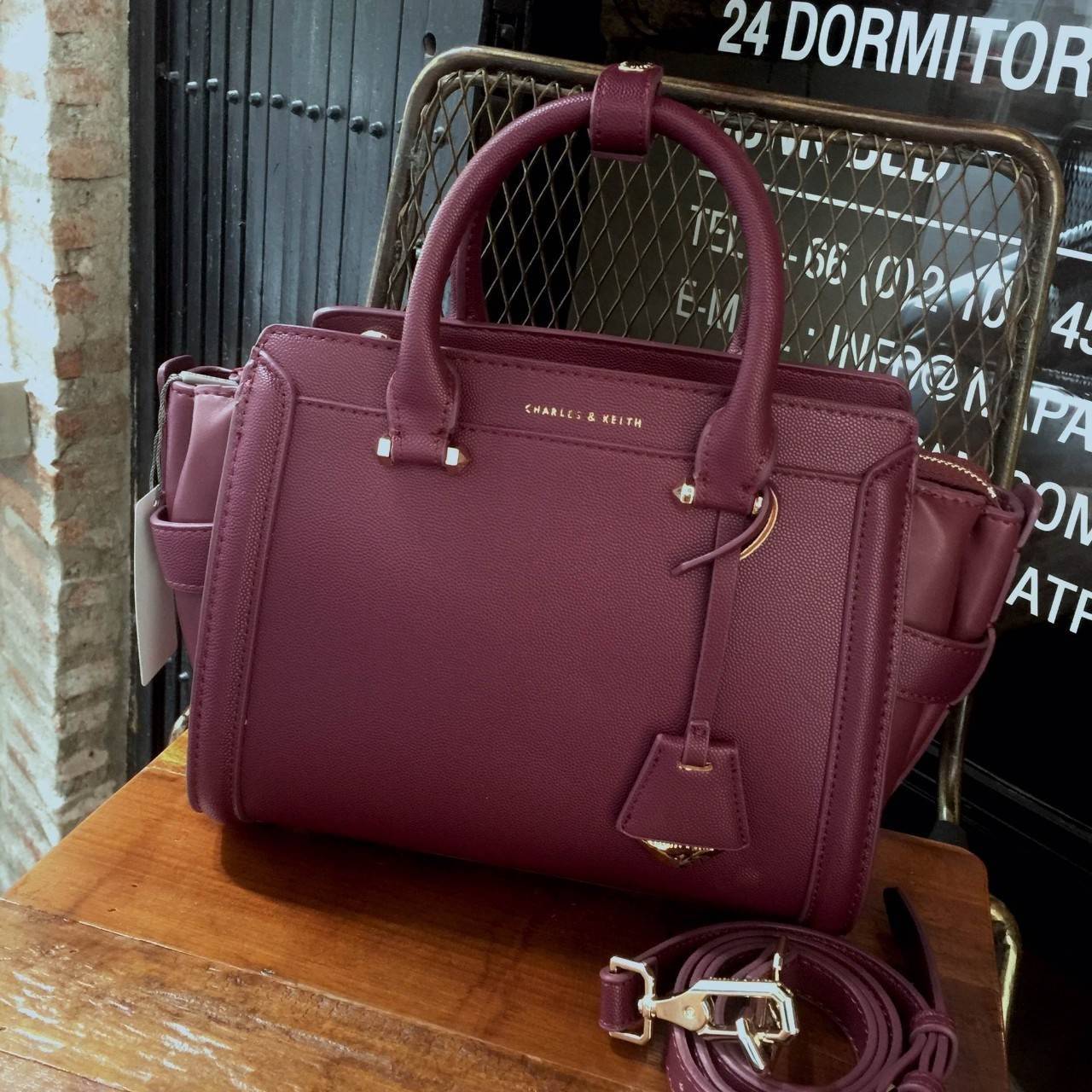 Charles&keith Structured Trapeze Detail Bag สำหรับคอลเลคชั่นใหม่ 2018 เพิ่มสีสวยๆโดนใจให้คุณได้เลือก ตัวกระเป๋าวัสดุหนัง PU อยู่ทรงน่าใช้ ภายในช่องใหญ่จุของได้เยอะม๊วกกก ช่องซิปเล็กด้านใน และช่องเก็บของจุกจิก เปิด-ปิดด้วยซิปรูดลื่นใช้งานคล่องตัว สายสะพายถ