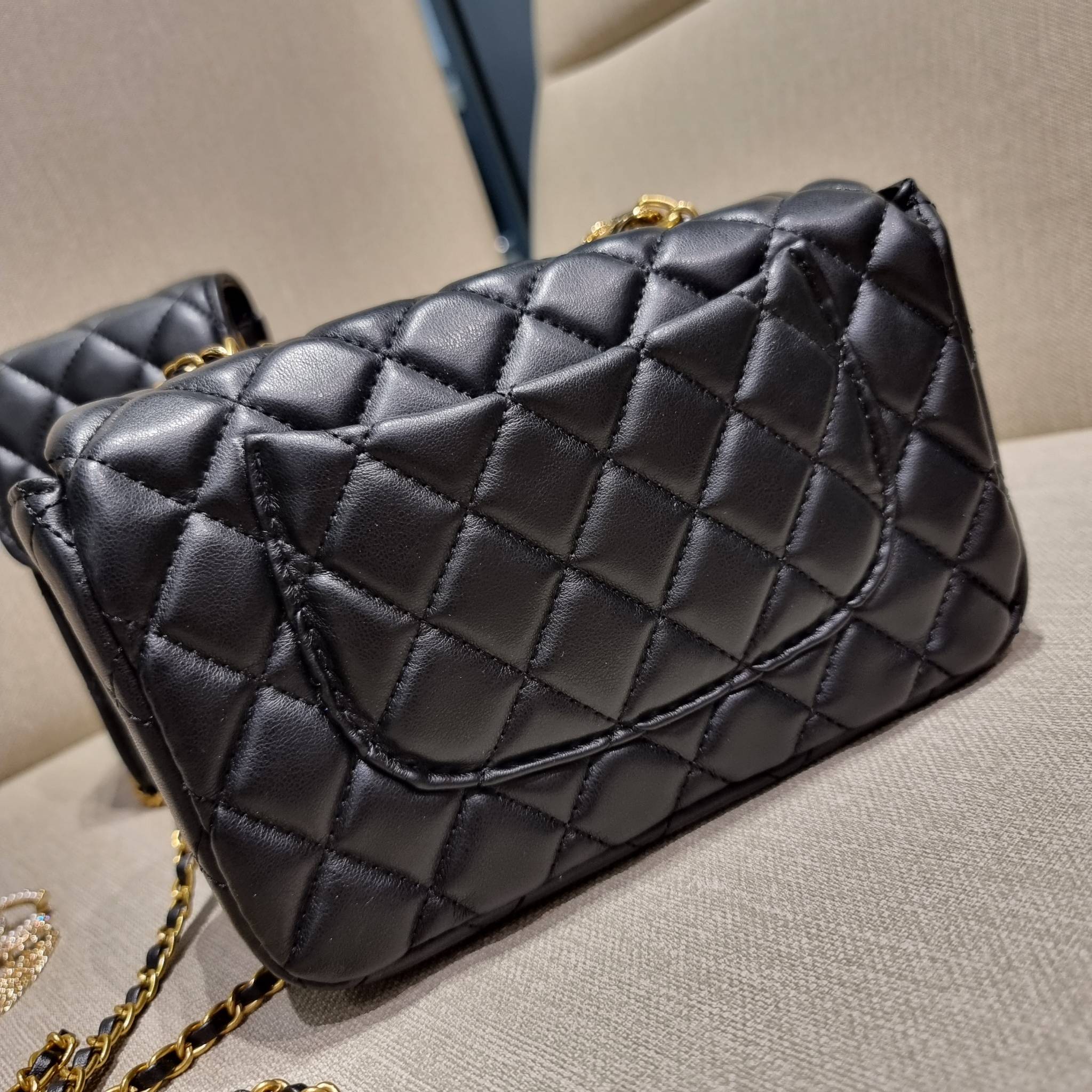 CHANEL GIFT BOX SET Chanel Holiday Makeup & Beauty Gift Sets สุดหรูชวนให้สะสม สุดยอดไอเท็มหายากพร้อมเสิร์ฟครบชุด limited สุดคุ้ม มาพร้อมกระเป๋าสะพายถึง 2 ใบ รุ่นยอดฮิตทั้งนั้น!!ที่พิเศษยังมีน้ำหอมตัวท็อปมาให้อีก chanel no.5 ที่แสนจะเย้ายวน ในขนาด 7.5 ml. 