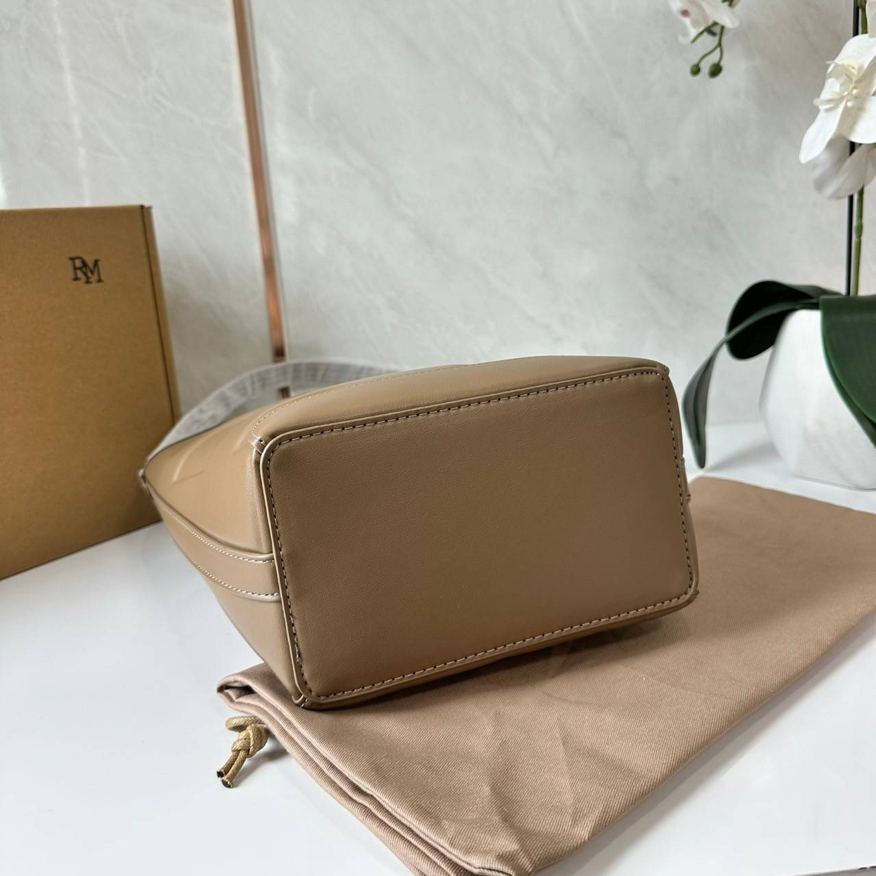 Rally The Bag Whisper กระเป๋าทรงบัคเก็ตงานหนังรุ่นใหม่ ฮอทติดลมบน มาแรงสะพายกันทั่วบ้านทั่วเมือง สายแบกสายขนห้ามพลาดจุของได้เยอะ รุ่นหนังผิวสัมผัสนิ่มมือ ทนทาน