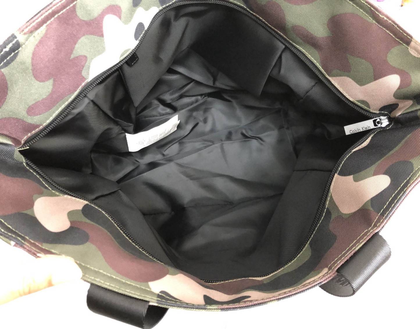 New Calvin Klein Medium Tote Bag พร้อมส่งสินค้ารุ่นหายากค่ะ กระเป๋าถือทรง tote วัสดุผ้าอย่างดี ด้านหน้าสกรีนโลโก้แบรนด์คมชัด มีช่องซิปยาว ช่องกว้างใส่ของจุ เปิดปิดกระเป๋าแบบซิป หัวซิปปั้มแบรนด์ ภายในกระเป๋าโล่งกว้างมากค่ะ มีช่องซิปให้อีกช่อง หูหิ้วกระเป๋า