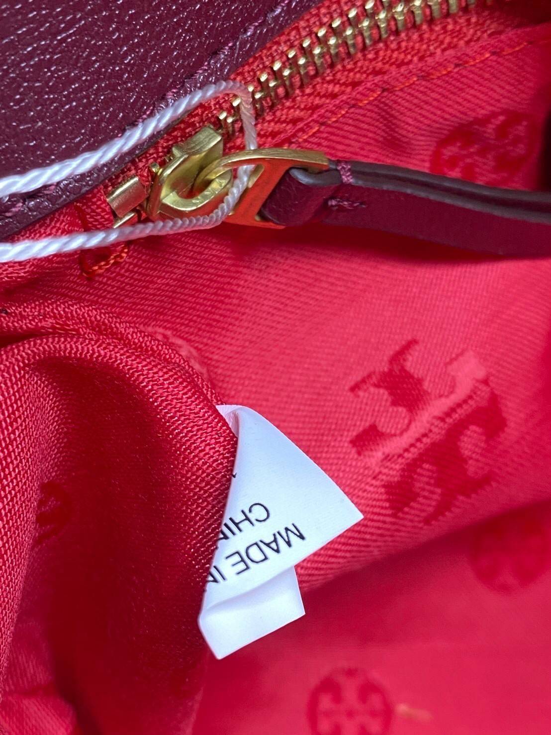 Tory Burch Willa Mini Top Handle Bag พร้อมส่งที่ไทย ใบจริงคือสวยสุดดไปเลยค่าา! กระเป๋าสะพายข้างหรือหิ้วก็เก๋ไปอีกเลยค่ะ! หนังอย่างดี ลายนวมนิ่มมือดีมากค่ะ ด้านหน้ามีอะไหล่โลโก้แบรนด์