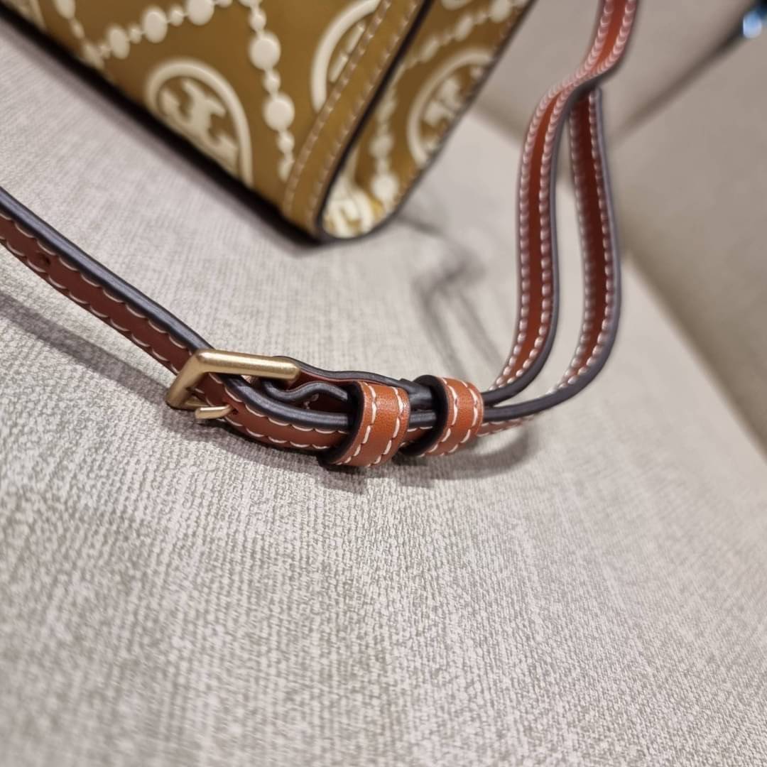 TORY BURCH T MONOGRAM EMBOSSED MINI TOTE สุดหรูกับกระเป๋าสะพายทรงโท้ท ไซส์มินิ ที่สร้างความหรูหราให้ตัวกระเป๋าด้วยดีเทลลายนูน แต่งแต้มลวดลายเอกลักษณ์ สีลูกคุณมากๆ!! วัสดุหนังแท้ ผิวสัมผัสดี ปากกระเป๋ามีแถบแม่เหล็กกันของหล่นได้ ภายในโล่ง ใส่ของจำเป็นได้ โท