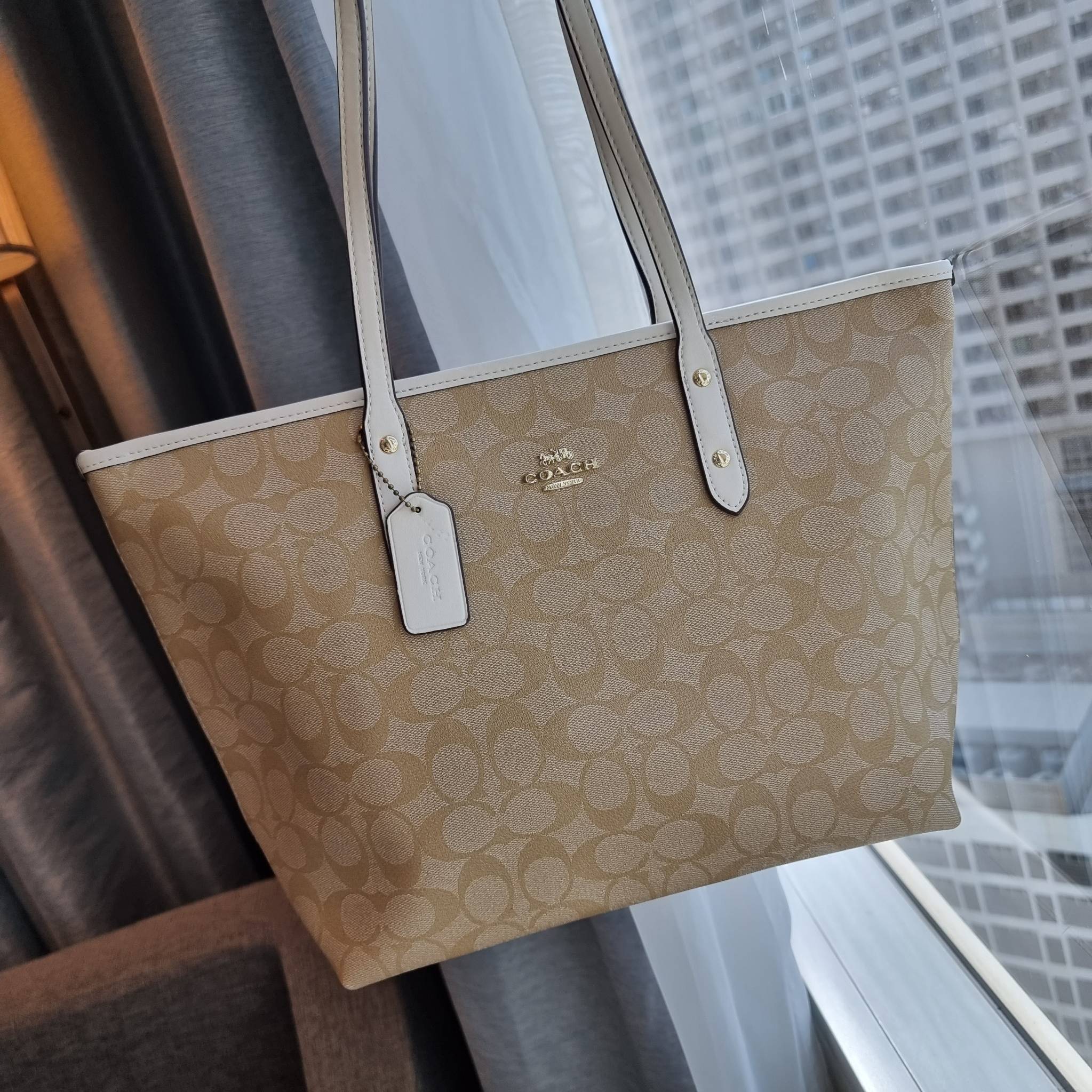 OUTLET 】COACH F58292 CITY ZIP TOTE IN SIGNATURE 16" รุ่นขายดี!! ไซส์ใหญ่ สีสวยมาให้แบบจัดเต็ม!! กระเป๋าถือทรงโท้ทใบใหญ่ สวยน่าใช้ทุกสี สะพายคล้องไหล่ได้เก๋ๆ จุของแน่นๆไปเลยจ้า!! วัสดุหนังแคนวาสคุณภาพ ปากกระเป๋าเปิด-ปิดด้วยซิป กันของหล่นได้ ถือไปไหนก็