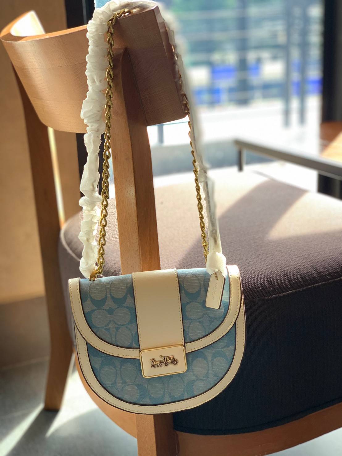 COACH ALIE SADDLE BAG IN SIGNATURE JACQUARD (C4694//C3464) New item!! กระเป๋าสะพายทรง saddle ดีไซน์วินเทจย้อนยุค แฝงความหรูในตัวด้วยอะไหล่สีทองเหลือง โดดเด่นไม่ซ้ำใครแน่นอน วัสดุผ้า jacquard สลับหนังแท้ ภายในเป็นช่องโล่ง มาพร้อมสายสะพายครอสบอดี้ ที่สามารถ