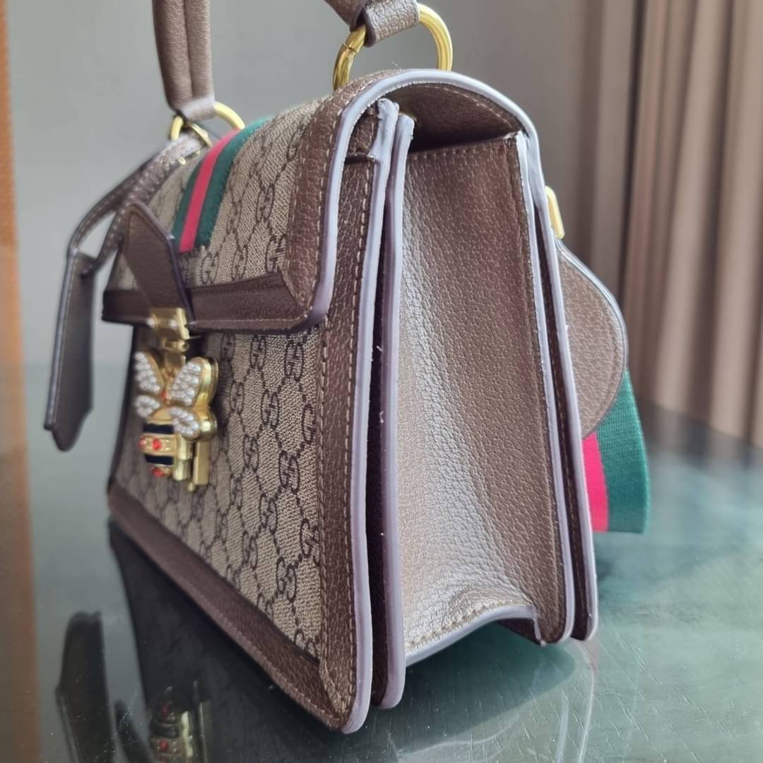 VIP 】กลับมาแล้วจ้า อีกรุ่นพรีเมี่ยมกิ๊ฟสุดฮิต!! หรู ดูผู้ดี!! GC CROSSBODY STRAP BAG WITH GWP กระเป๋าสะพายข้าง ดีไซน์สวย โดดเด่นไม่ซ้ำใคร วัสดุหนังแคนวาส เปิด-ปิดด้วยตัวกดล็อครูปผึ้ง (ผึ้ง) น่ารักมากๆ!! แถมฟรี!! แท็กพวงหนังห้อยเก๋ๆ ภายในกระเป๋าเป็นช่องโล่