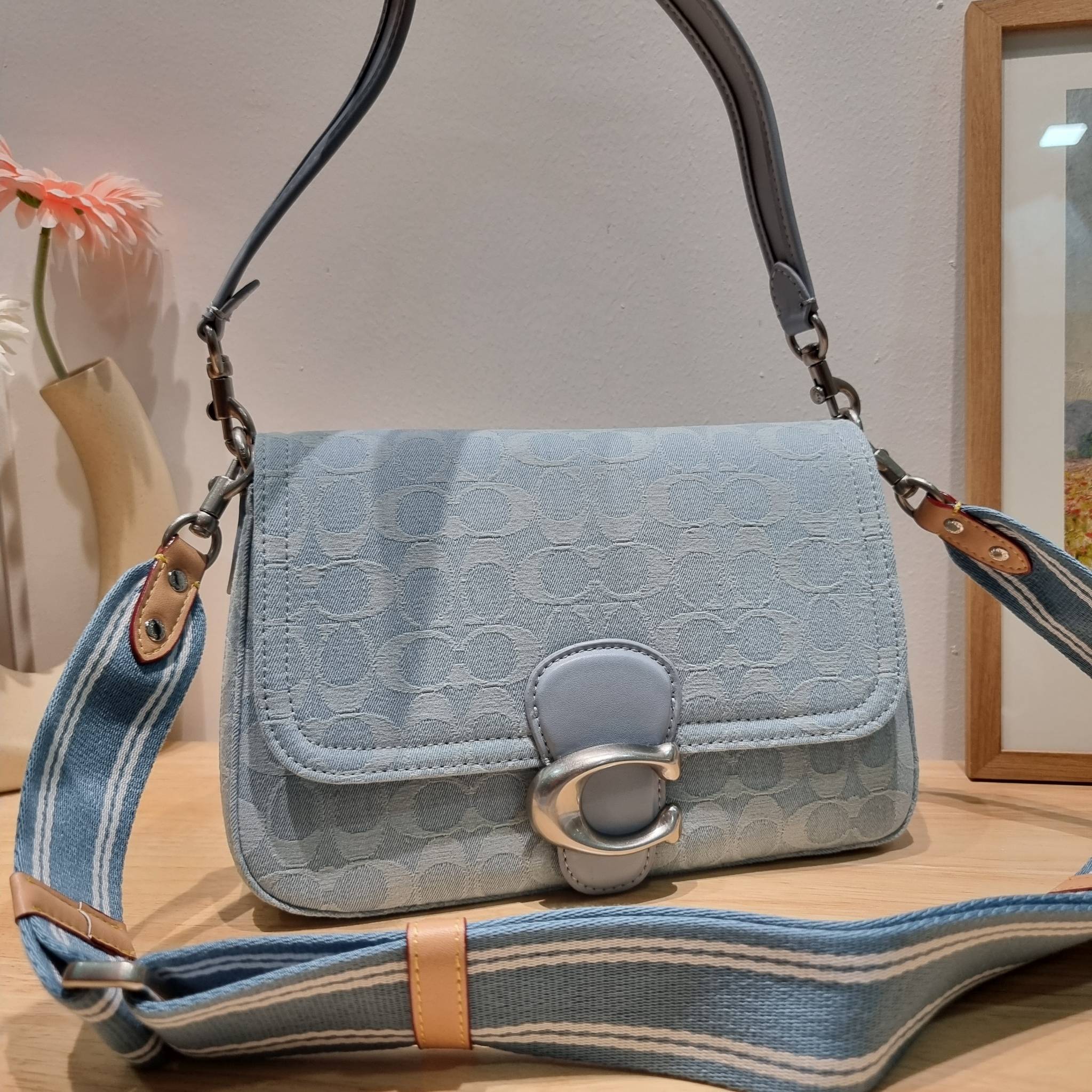 COACH CJ854 SOFT TABBY SHOULDER BAG IN SIGNATURE DENIM ฉุดไม่อยู่แล้วจริงๆกับไอเท็มนี้ ที่ร้อนแรงแบบปังๆไปเลย!! กระเป๋าสะพายไหล่/สะพายข้าง ดีไซน์วินเทจย้อนยุค สวยคมชัด คลาสสิคใช้ได้ทุกลุค