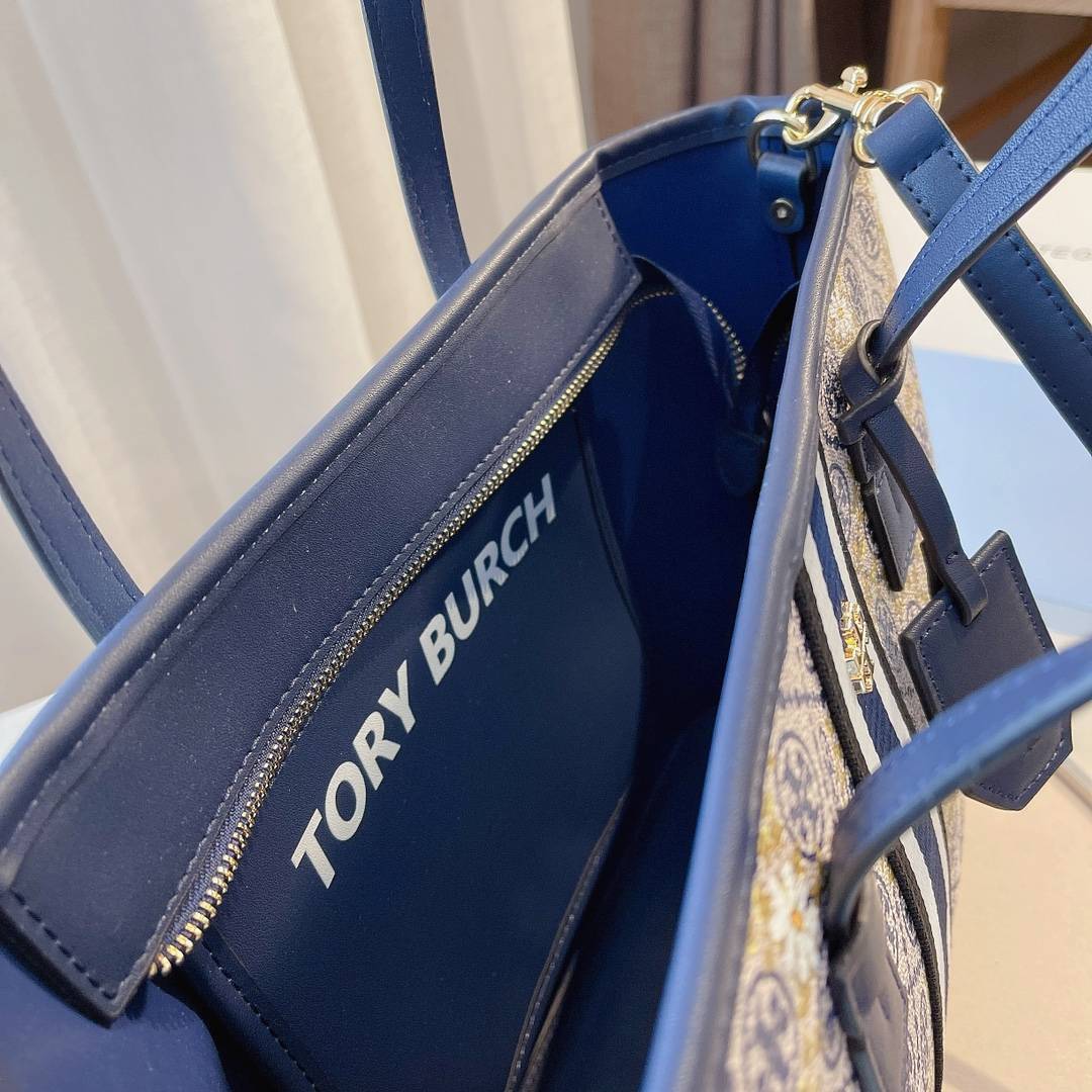 OUTLET ของแท้ 💯% TORY BURCH T MONOGRAM FLORAL VINE SMALL TOP-ZIP TOTE BAG คอลเลคชั่นรุ่นยอดนิยม กระเป๋าช้อปปิ้งเดซี่ล่าสุด ทรงใบใหญ่ ทรงสวยคลาสสิค มีดีไซน์เก๋โดดเด่นลายทางตรงกลาง ตัวกระเป๋าลงลายโซ่ คาดด้วยลายฟลอรัลสีเหลือง เพิ่มความน่ารัก สวยหรูมา