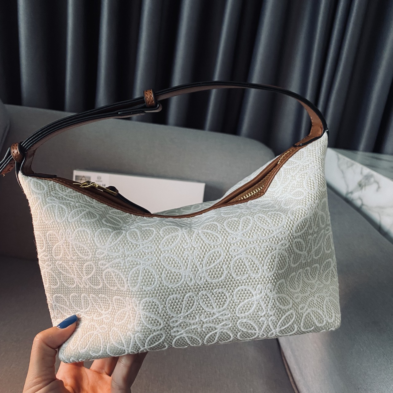 LOEWE Cubi Small Logo Canvas Top Handle Bag กระเป๋าทรงสวยดีไซน์ยอดฮิตประจำปีเลย! ปักโลโก้แบรนด์บนผ้าทั้งใบเป็นเอกลักษณ์ หูจับปรับได้ สวยหรูวินเทจ