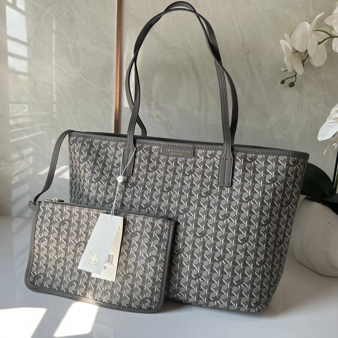 Tory Burch Ever Ready Zip Tote Small Coated Canvas / Tory Burch Geo Logo Tote กระเป๋าโท้ท พิมพ์ลายด้วยลวดลายสานตะกร้าอันเป็นเอกลักษณ์ของแบรนด์ ซึ่งได้แรงบันดาลใจจากความหลงใหลในงานจักสานของผู้ก่อตั้ง