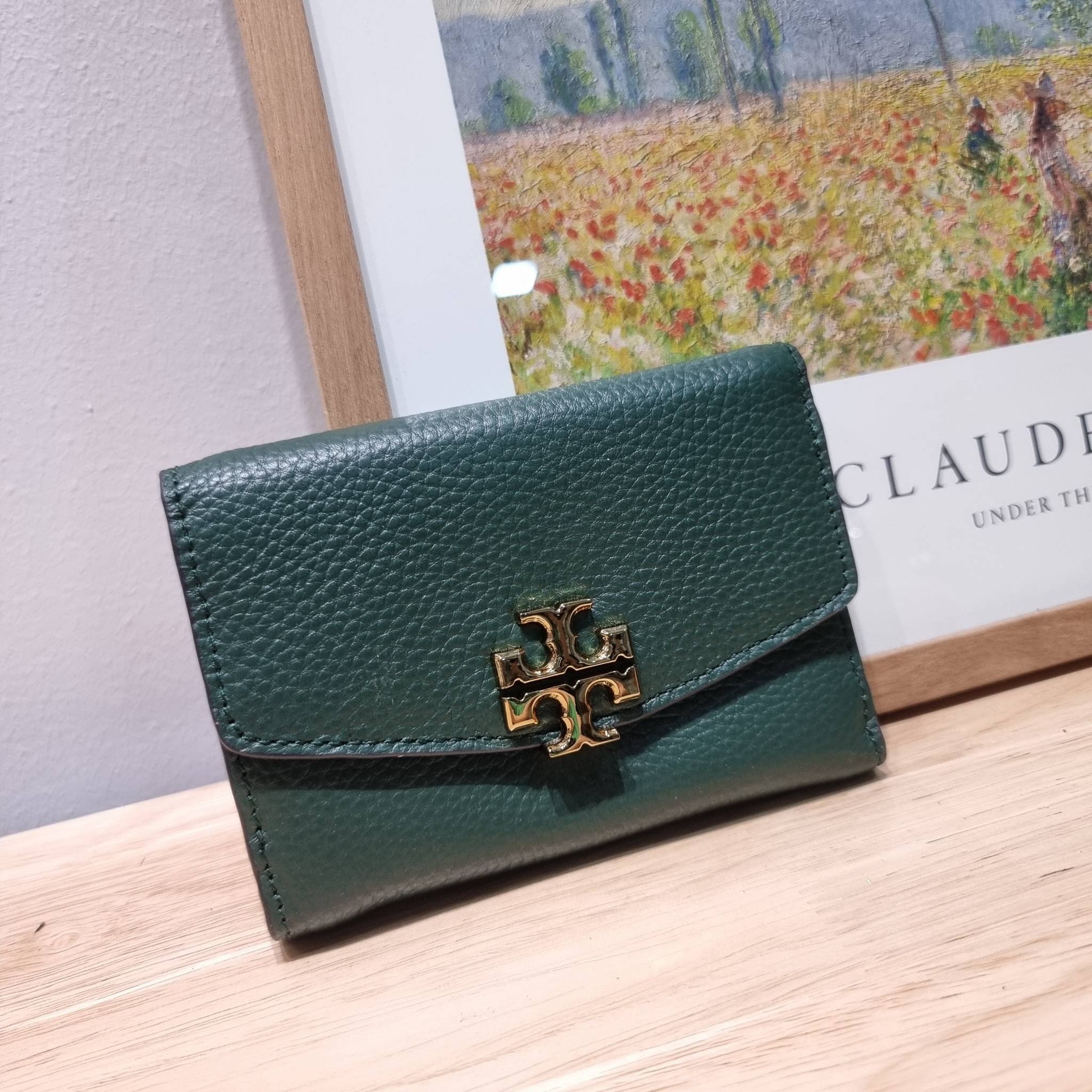 TORY BURCH KIRA MIXED MATERIALS MEDIUM FLAP WALLET กระเป๋าสตางค์ใบกลาง รุ่นยอดนิยม ดูหรูหรา ดูแพง ดีไซน์คลาสสิค ขนาดกำลังพอเหมาะ