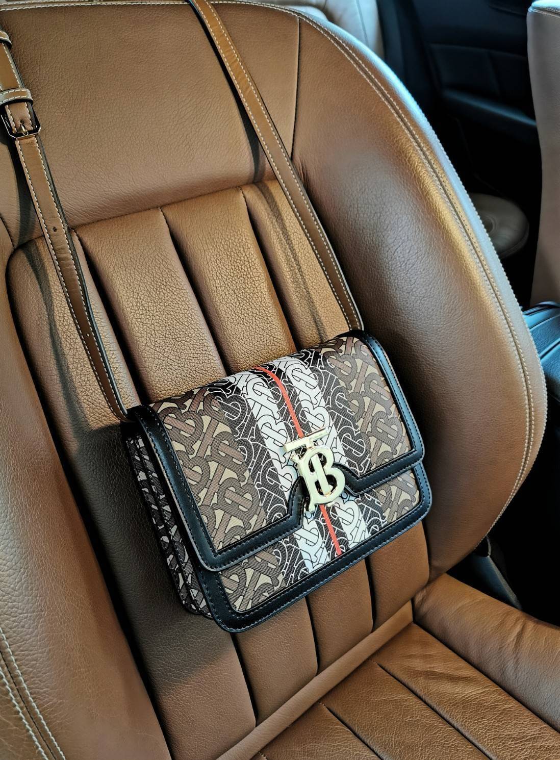 พรีเมี่ยมกิ๊ฟแท้ 100% 】BURBERRY FRAGRANCES LEATHER CROSSBODY BAG VIP GIFT WITH PURCHASE (GWP) กระเป๋าสะพายพรีเมี่ยมกิ๊ฟรุ่นใหม่ล่าสุด Limited จาก BURBERRY Perfume DutyFree