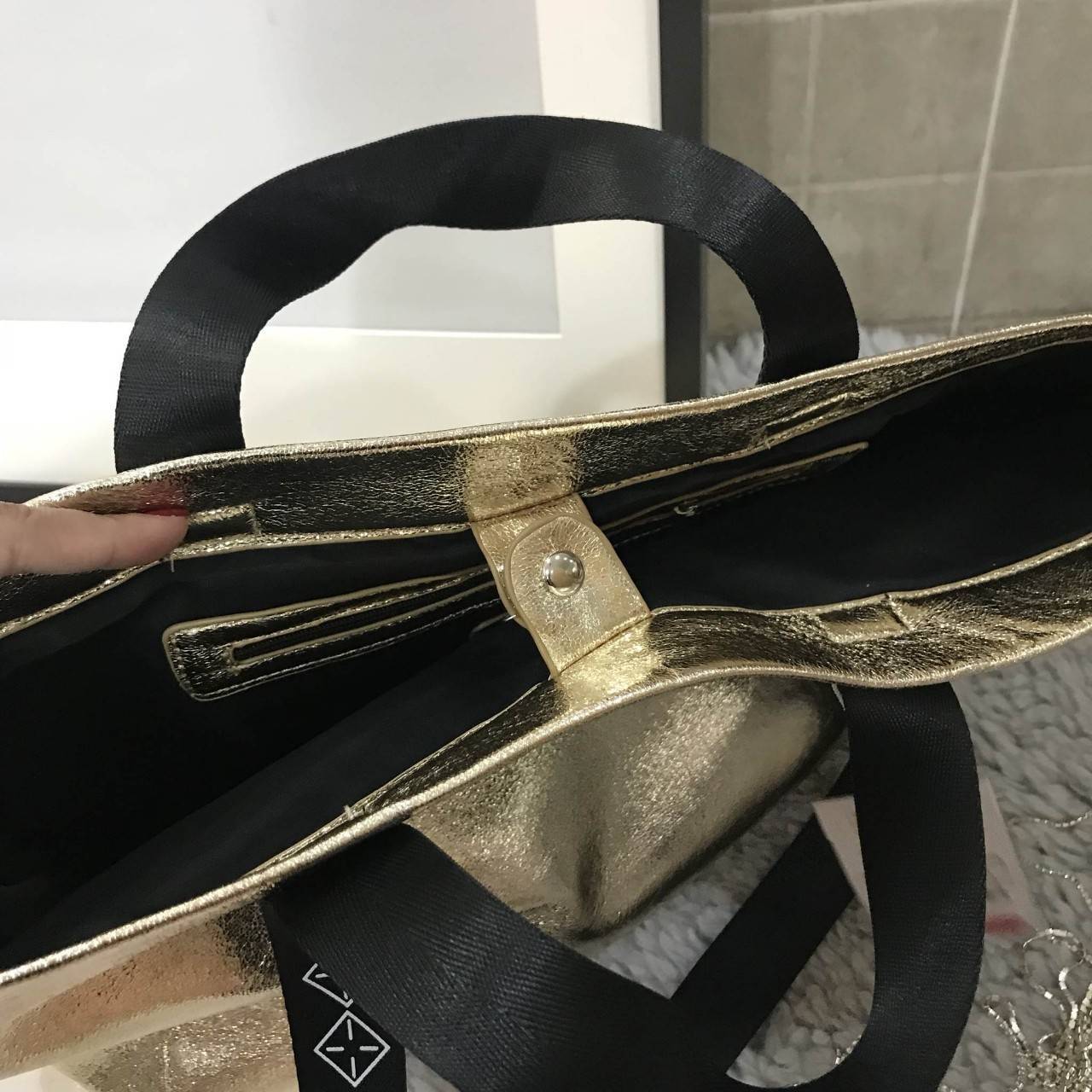 Zara shopper bag กระเป๋าสะพายสี mettalic สุดชิค จากแบรนด์ Zara ค่ะ น้ำหนักเบา สาย print สีดำลายเพิ่มดีเทล มีสายสะพายไหล่ ภายในโล่งกว้าง เปิดปิดด้วยกระดุมแม่เหล็ก ใบนี้จะใช้ไปเรียน ไปทำงานหรือไปเที่ยวก็เหมาะค่ะ