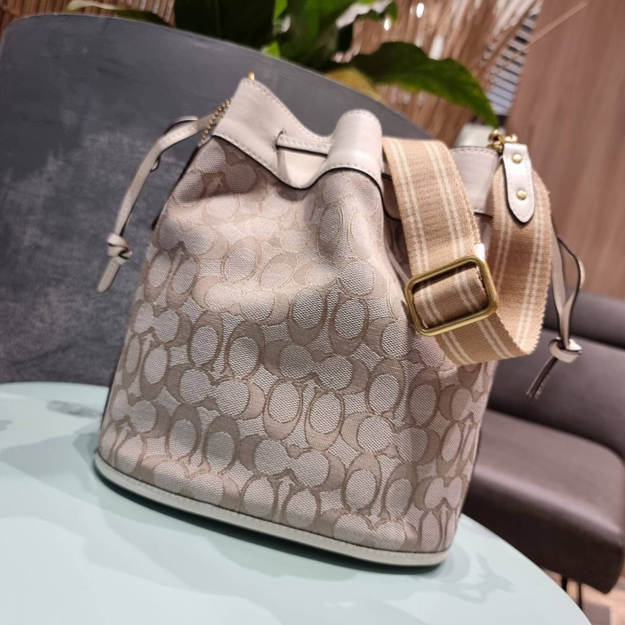 COACH C3853 FIELD BUCKET BAG IN SIGNATURE JACQUARD กระเป๋าสะพายทรงบัคเก็ต รุ่นใหม่ล่าสุด ดีไซน์ลายซิกเนเจอร์บนผ้า jacquard สวยคม เป็นเอกลักษณ์ไม่ซ้ำใคร มาพร้อมสายสะพายผ้าสปอร์ต และสายสั้นสำหรับคล้องแขนได้ สามารถรูดปิดปากกระเป๋าด้วยหนังรอบใบ เพิ่มดีเทลให้ต