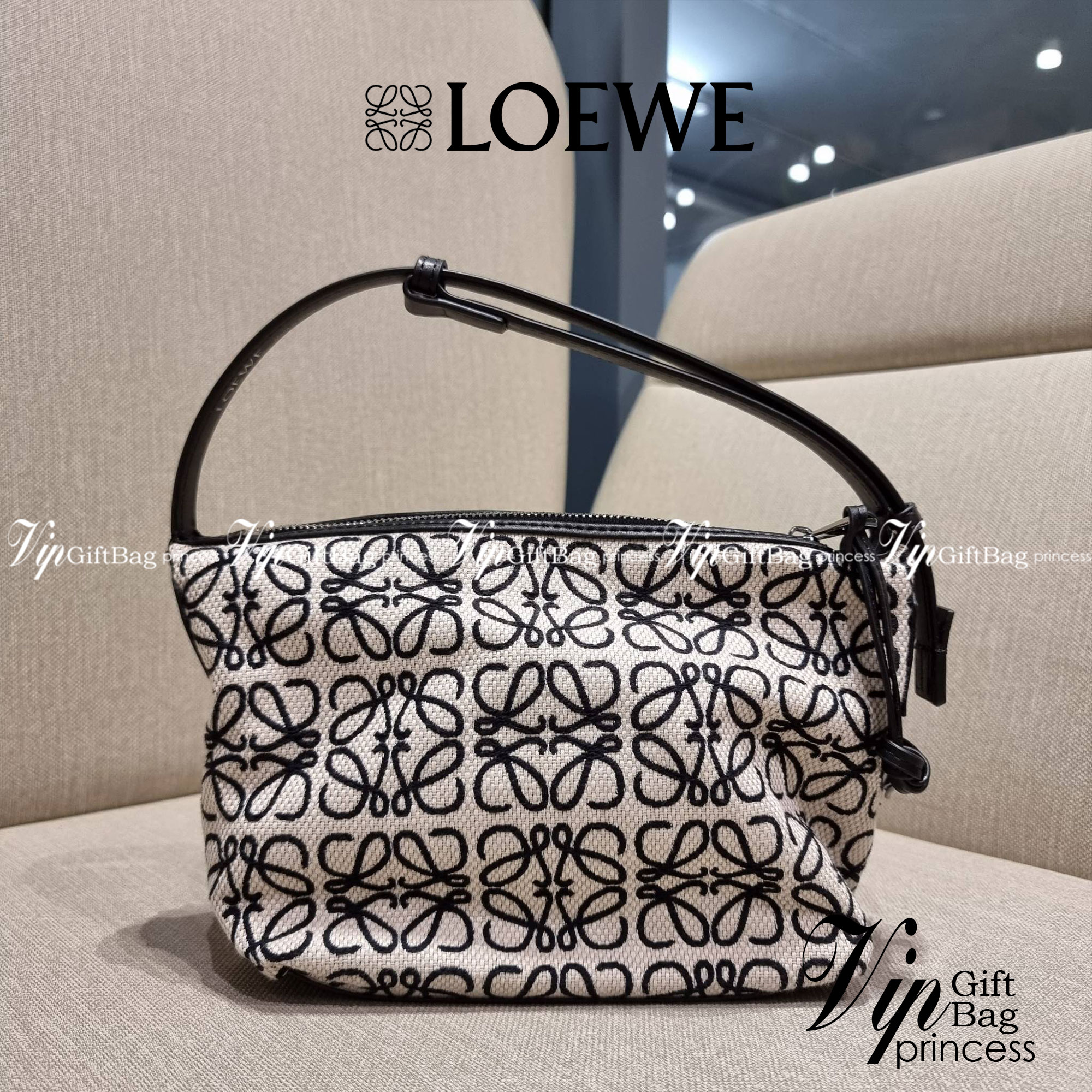 LOEWE SMALL CUBI BAG คอลเลคชั่นยอดฮิต กับสีใหม่ล่าสุด กระเป๋าทรงพอช ใบกำลังสวย ดีไซน์ดีเทลน่ารัก ด้วยลวดลายปักบนผืนผ้าคอตตอน มาพร้อมสายสะพายในตัว ที่ปรับความยาวได้อีกเล็กน้อย คล้องไหล่ คล้องแขนได้แบบสบายๆ เปิด-ปิดด้วยซิป ภายในเป็นช่องโล่ง มีช่องแบ่งอีกช่อ