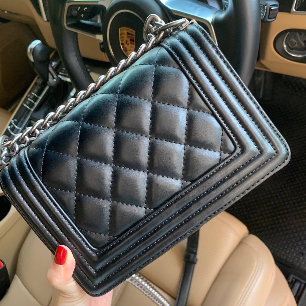 รุ่นขายดีมาเพิ่มแล้วค่า KEEP Quited Boy Bag *** คอลเลคชั่นใหม่หนัง Microfiber สวย ทนขึ้นกว่าเดิม สายโซ่ทำจาก Metal premiers เบาและไม่เป็นคราบเวลาสะพาย สวยกว่าเดิม ใครชอบทรงนี้ห้ามพลาดเลยนะคะ 🤩 กระเป๋า ทรง boy style KEEP LOOK Cool มากๆ เลยน๊าใบนี้ 