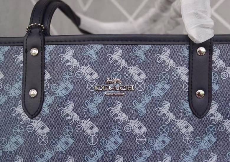 COACH 91107 REVERSIBLE CITY TOTE WITH HORSE AND CARRIAGE PRINT ใช้ได้ 2 ด้าน 🔺ทรง Tote รุ่นแนะนำค่ะ!! วัสดุ pvc อย่างดี นิ่มยวบตัวสวย ลายรถม้าทั้งใบค่ะ (ในไทยหายากค่ะลายนี้) 📌สามารถใช้ได้ทั้งด้านในและด้านนอกนะคะ สวยทั้ง2ด้านเลยทีเดียว เป็น