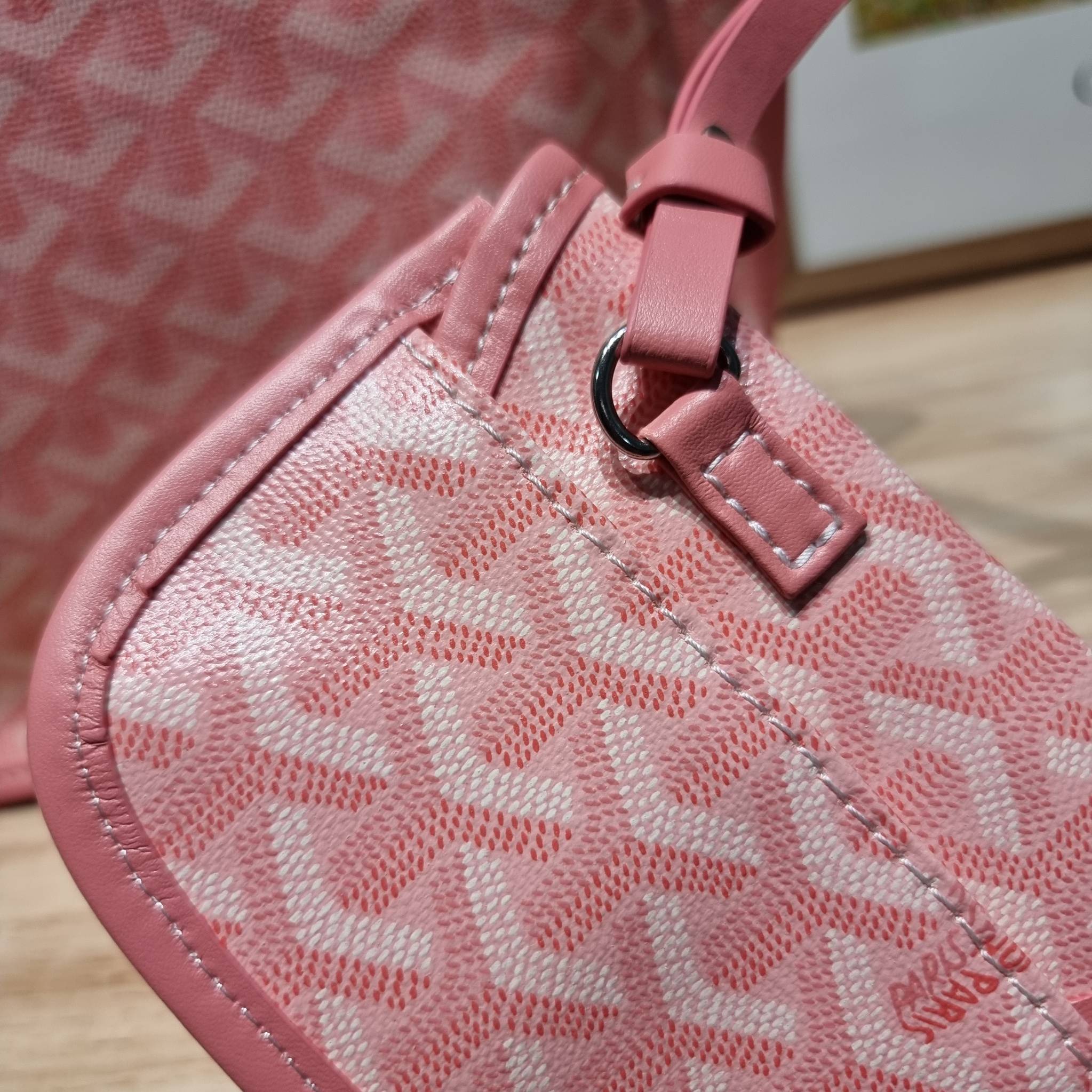 GOYARD MINI ANJOU REVERSIBLE TOTE ฮอตไอเท็ม กับกระเป๋าสะพายทรงโท้ท ไซส์มินิ กะทัดรัดมาก มาครบสีขายดี เลิศทุกสี รูปทรงคลาสสิค ดีไซน์เป็นเอกลักษณ์ ใช้งานได้หลากหลาย สามารถกลับด้านใช้ได้แบบไม่มีเบื่อ