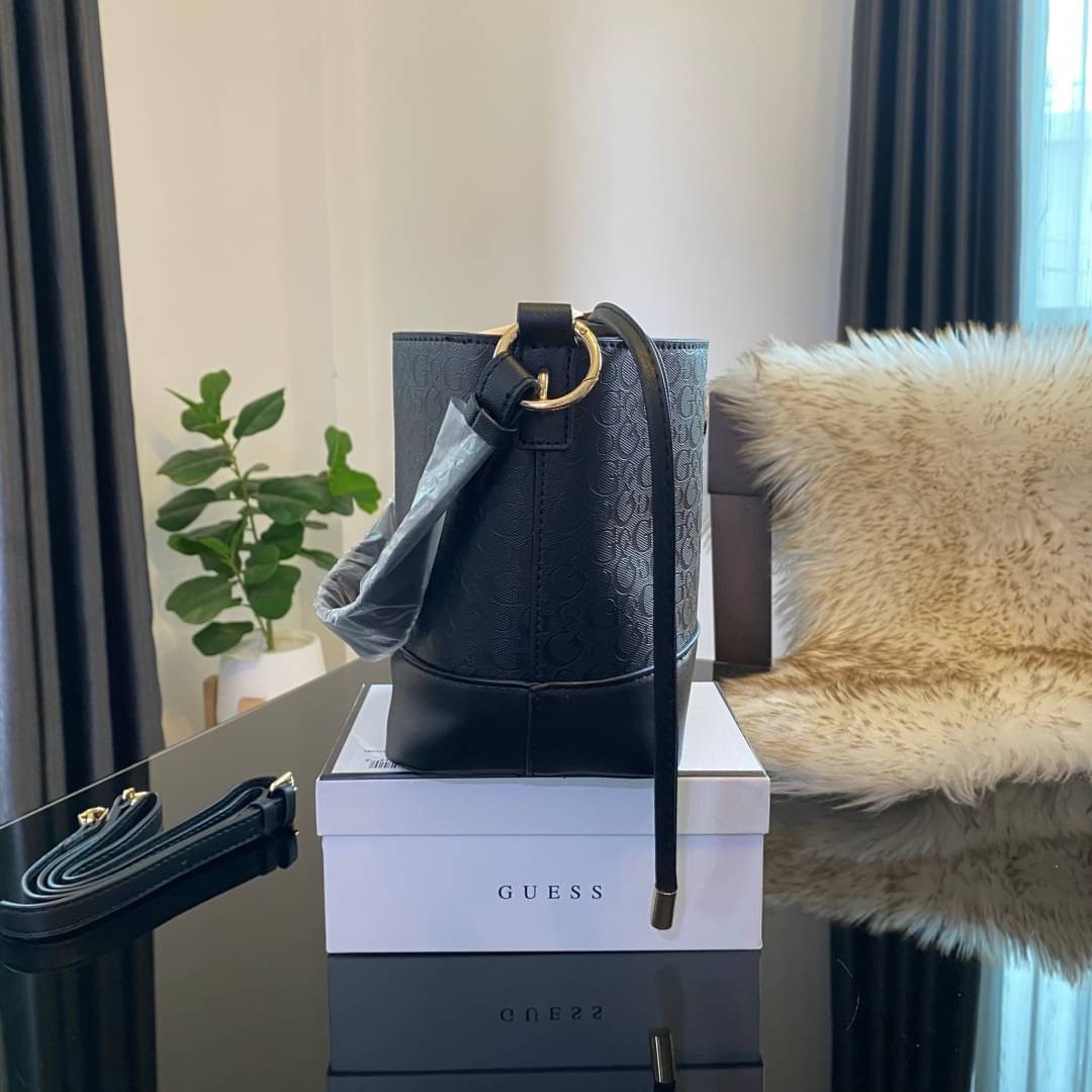 Guess Agata Bucket Handbag กระเป๋ารุ่นใหม่ล่าสุดทรงถังสุดน่ารัก พิมพ์ลายรอบใบ วัสดุ Saffiano PU คุณภาพดี นิ่ม น้ำหนักเบา ด้านหน้าประดับด้วยโลโก้แบรนด์สวยโดดเด่น เปิด-ปิดด้วยเชือกหนังใช้หูรูดปลายเชือกประดับอะไหล่ทองสะดวกใช้ ด้านในโล่งกว้างมีช่องเล็กสำหรับใ
