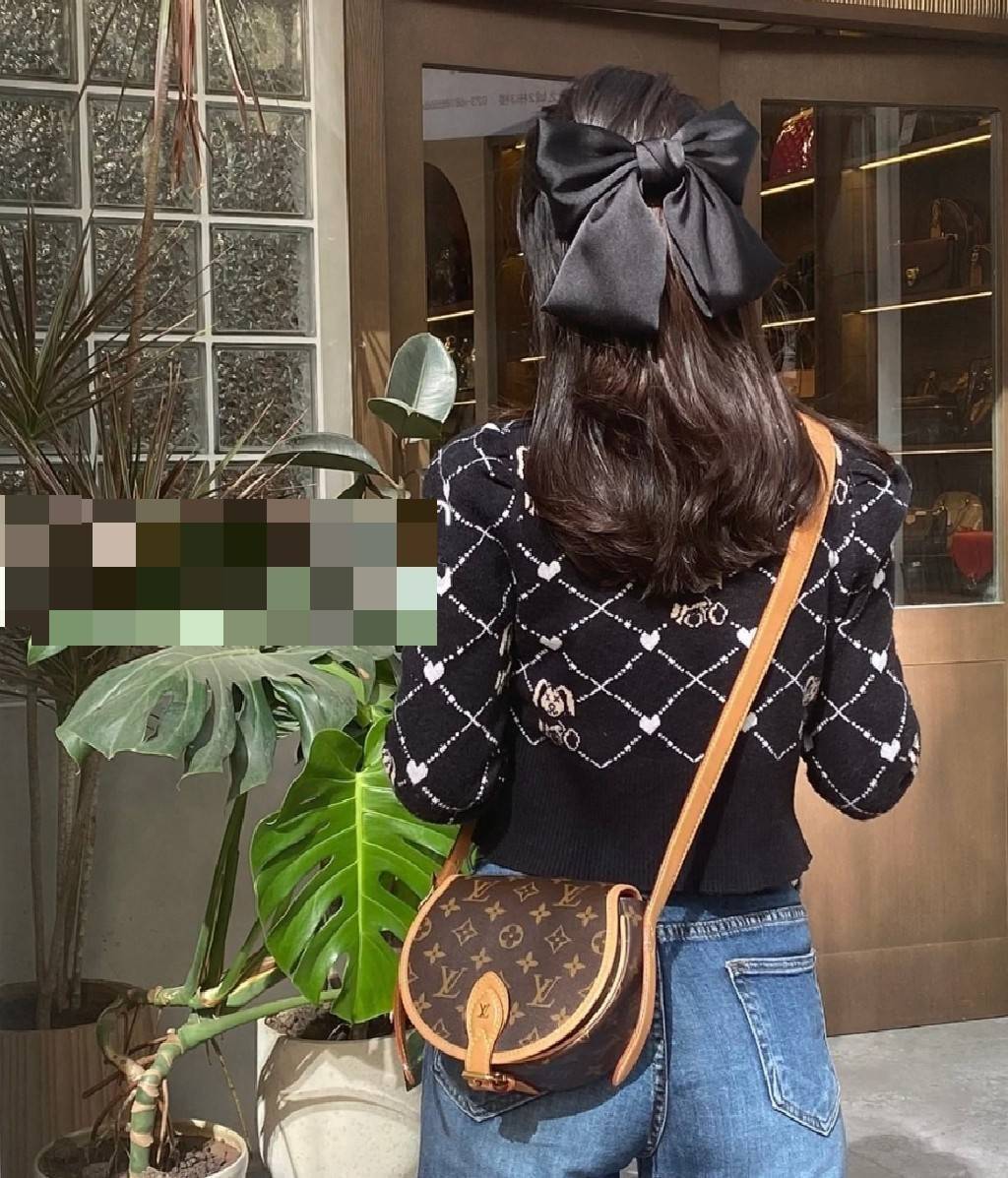 LV Tambourine Monogram Crossbody Bag กระเป๋าสะพายทรงสวย ดีไซน์คลาสสิควินเทจ งานหนังแคนวาสตัดสลับหนัง สายสะพายในตัวปรับได้ ถือเป็น clutch ออกงานก็ได้ ดูแพงมากๆ