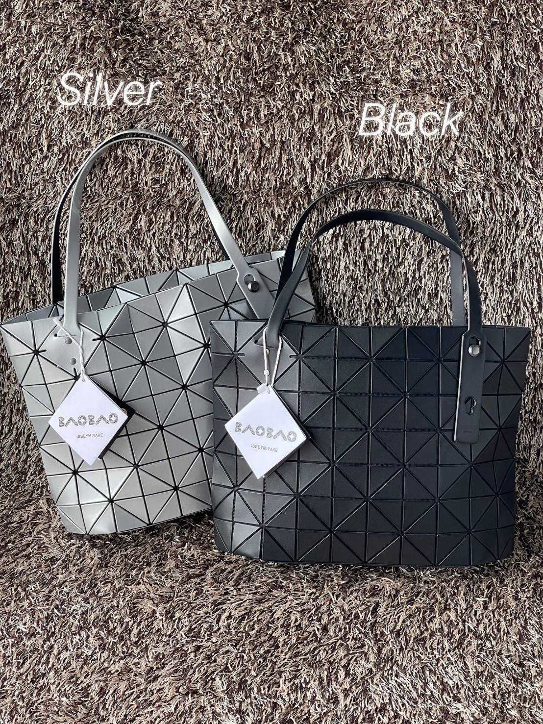 Bao Bao Issey Miyake ROCK MATTE ซีรีส์นี้จะเป็นทรงสี่เหลี่ยมผืนผ้า มีซิปปิดด้านบน ถือเป็นรุ่นที่เหมาะกับการใช้งานในชีวิตประจำวัน สามารถพับมุมและบริเวณด้านล่างของกระเป๋าเพื่อเพิ่มความสะดวกสบายในการใช้งาน ทั้งยังช่วยให้วางกระเป๋าในแนวตั้งได้อีกด้วย แผ่นต่อส