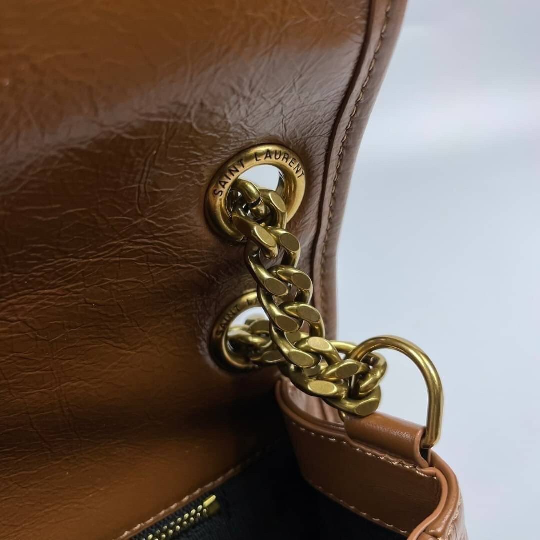 Saint Laurent Niki shoulder bag กระเป๋าสะพายรุ่นโดดเด่นด้วยโครงสร้างทำจากหนังวัว หนังมันเงา นิ่ม งานสวยมากๆ ค่ะ ด้านหน้าประดับโลโก้แบรนด์ และมีช่องสำหรับเก็บของที่หยิบใช้บ่อย ตอบโจทย์การใช้ชีวิตระหว่างวันได้ดีมากๆ สายสพายดีไซน์ได้หลายรูปแบบ แมทกับการแต่งต