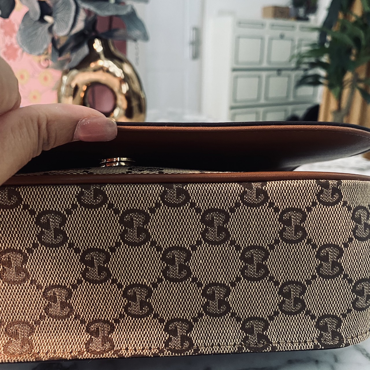 Gucci Blondie small top handle bag กระเป๋าสะพายรุ่นใหม่สุดไอคอนนิก งานหนังสวยมาก มีกลิ่นหอมอ่อนๆ เหมาะมากสำหรับของขวัญปีใหม่นี้ จะให้ตัวเองหรือให้เป็นของขวัญก็ดีงามมากๆ