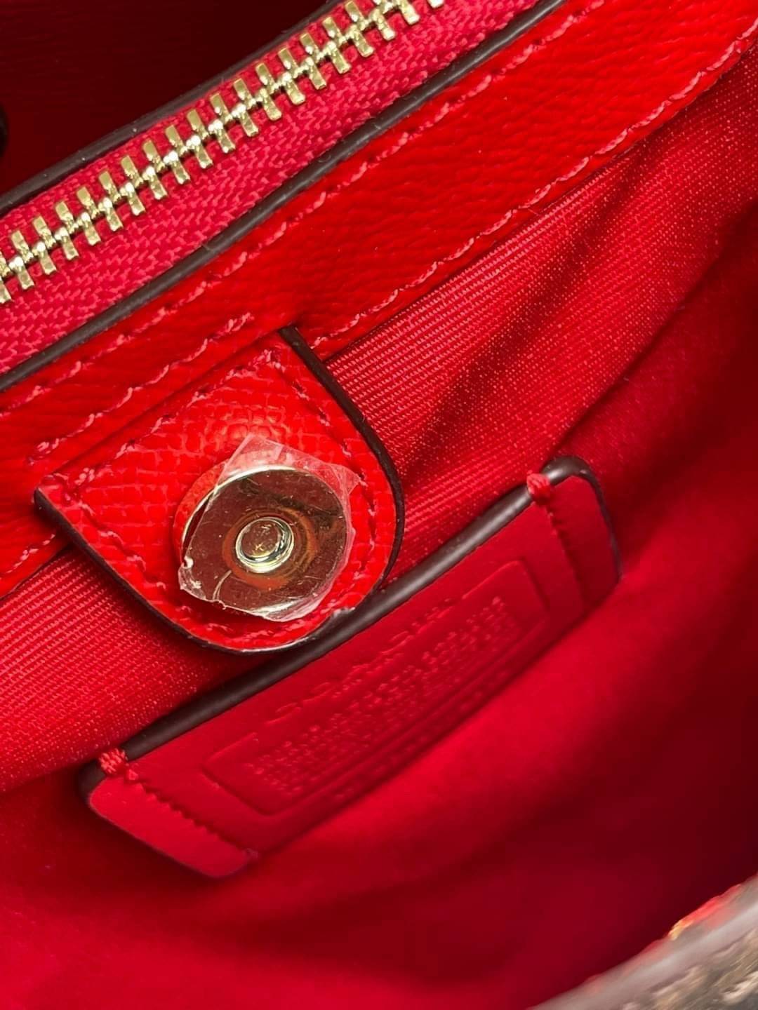 COACH SMALL TOWN BUCKET BAG IN SIGNATURE สำหรับสาวแฟชั่นที่ชอบรายละเอียดชิคๆ ดีไซน์สุดเก๋ แนะนำเลยสำหรับกระเป๋าทรงบักเก็ตใบนี้ เชื่อว่าสาว ๆ หลายคนชื่นชอบ เป็นไอเทมที่สามารถแมทช์ได้กับเสื้อหลากหลายสไตล์ บรรจุของได้เยอะโดยที่กระเป๋าไม่เสียทรง แบ่งช่องใช้งา