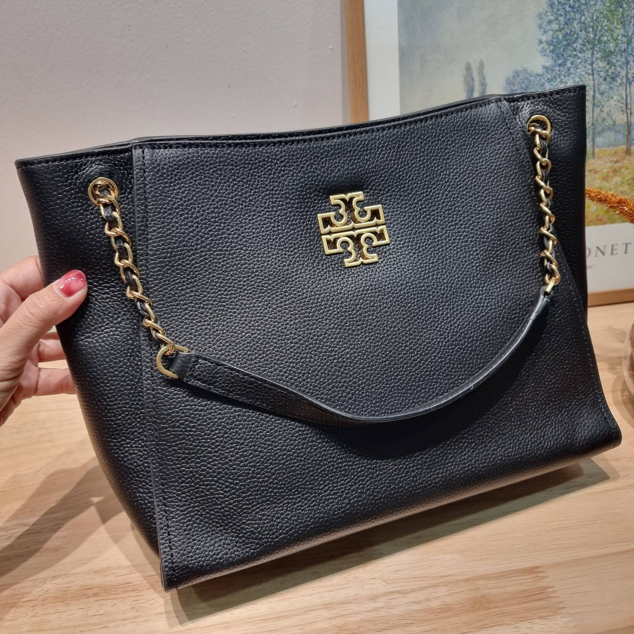 TORY BURCH BRITTEN SMALL SLOUCHY TOTE / TORY TOTE BAG / TORY BAG พร้อมส่ง กระเป๋าสะพายตัวแม่ รุ่น top ที่สวยดูแพง ใช้งานสะดวกมาก ดีไซน์ออกมาได้เรียบหรู