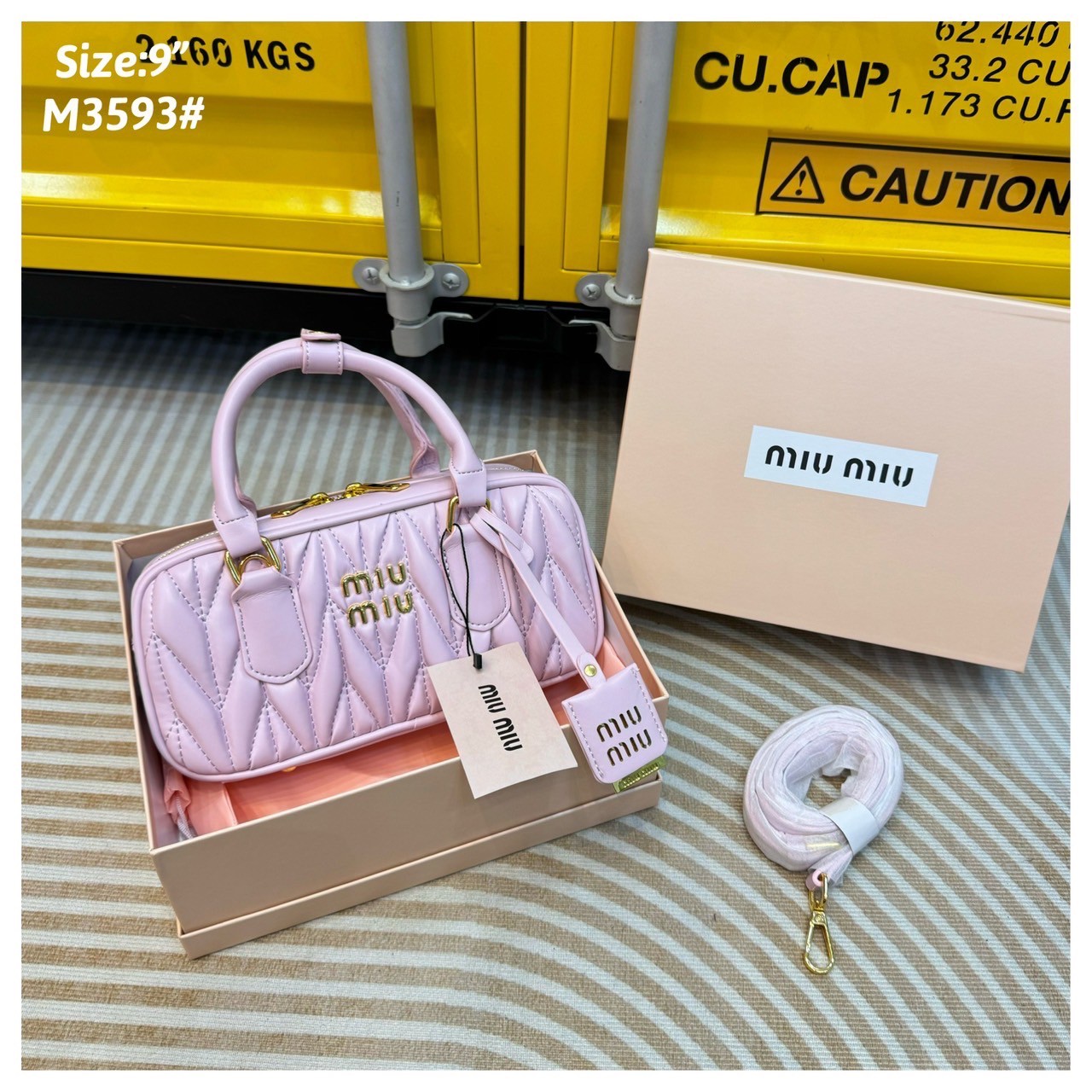 MIU MIU ARCADIE METELASSE LEATHER BAG กระเป๋าถือ/สะพายสุดชิค ที่ไม่มีตอนนี้คือพลาด ดีไซน์เพิ่มดีเทล ด้วยการเดินด้ายเป็นเอกลักษณ์ สวยดูแพง หูจับในตัวง่ายและสะดวกพกพา