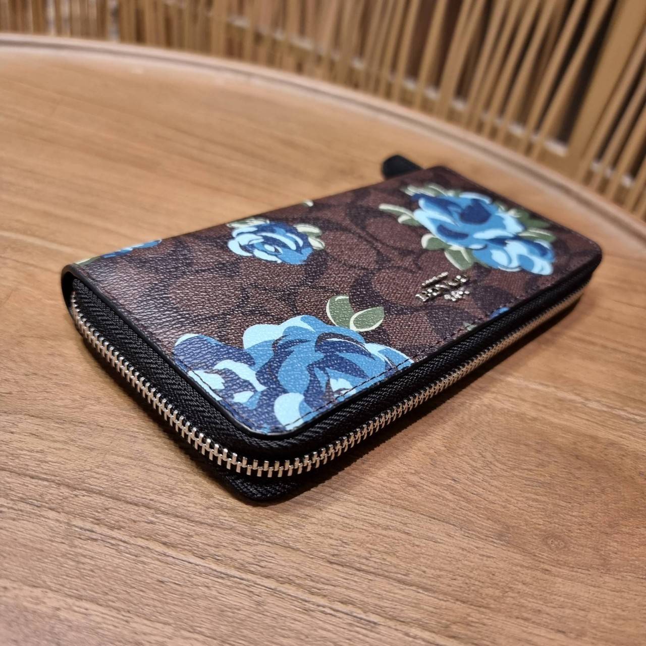 COACH ACCORDION ZIP WALLET IN SIGNATURE CANVAS WITH PRAIRIE ROSE / JUMBO FLORAL / CAMO ROSE FLORAL / MEDLEY BOUQUET PRINT ((F31572/F39189/F26290/F2859)) สวยคลาสสิคไม่มีใครเกิน!! กระเป๋าสตางค์ใบยาว ลวดลายสวย สีสันโดดเด่น วัสดุหนังแคนวาสเคลือบ เปิด-ปิดด้วยซ