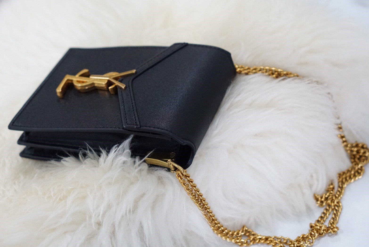 VIP 】YSL SAINT LAURENT CRASSANDA MONOGRAM PHONE BAG 5สี พร้อมส่งที่ไทย ที่นี่ที่เดียว กระเป๋าสะพายครอสบอดี้ขนาดกำลังน่ารักเลยย ทรงสูงใส่โทรศัพท์ได้ทุกรุ่น งานหนังเรียบสวย อะไหล่ทองรมควันหรูมากๆ สะพายดึงได้ทั้งสั้น ยาว ช่องด้านในแบ่งช่อง หยิบของสะดวกค่า ไม