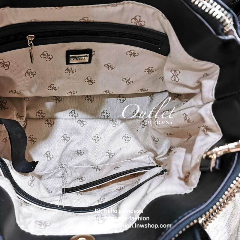 Guess Elliana Quilted-Look Handbag กระเป๋าสะพายรุ่นใหม่ล่าสุดจาก Guess factory วัสดุหนังนิ่มเรียบเดินเส้นลายตารางสวยดูดี ขนาดกำลังดี น้ำหนักเบา ด้านหน้าประดับโลโก้แบรนด์สวยโดดเด่น มีช่องใส่ของหลายช่อง เปิดปิดด้วยกระดุมแม่เหล็กและช่องซิป ภายในโล่งกว้างมีช่