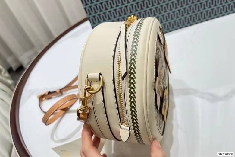 TORY BURCH MINI T MONOGRAM FLORAL BAG / Tory Burch crossbody Bag คอลเลคชั่นใหม่ พร้อมเสิร์ฟความสวยให้ถึงบ้าน!! กระเป๋าทรงยอดนิยม ไซส์มินิ ดีไซน์ใหม่ล่าสุด สไตล์งานคราฟ มีลูกเล่นประดับดอกไม้กับตัวกระเป๋า วัสดุผ้า jacquard ตัดสลับหนัง ภายในโล่งกว้าง ใส่ของส