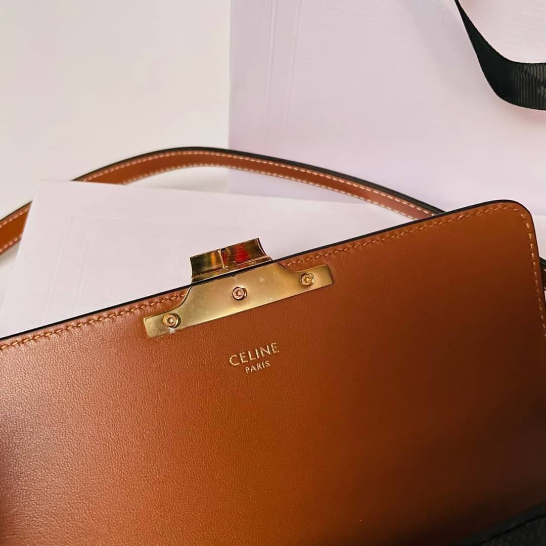 ORI CELINE Triomphe Shoulder Bag in Triomphe canvas and calfskin Tan เกรดออริจินอล หนังแท้ พร้อมส่งที่ไทย ภาพถ่ายจากงานขายจริง ใช้งานต่างประเทศได้