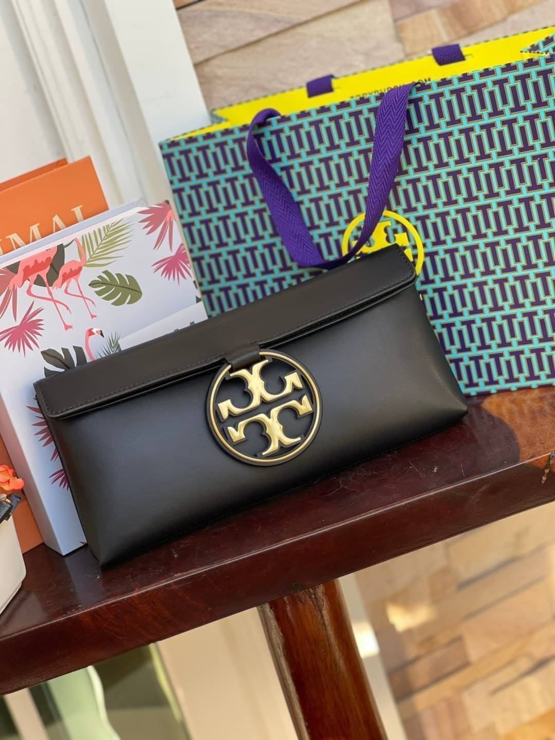 Tory burch Miller Metal clutch กระเป๋าคลัทช์ดีไซน์เรียบหรูออกแบบมาได้อย่างลงตัว ด้วยรูปทรงที่สวยงามและทันสมัย จากแบรนด์ Tory Burch ขนาดกำลังดี สามารถใส่กระเป๋าสตางค์หรือเครื่องสำอางค์ได้ตามขนาดกระเป๋า ในเรื่องของดีไซน์และอะไหล่สีทองดูแมทช์กันดีกับกระเป๋า 