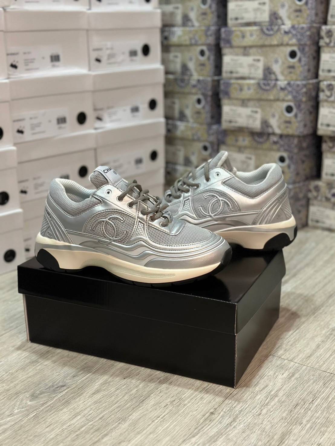 Chanel Sneakers 23s Fabric & Laminated White, Gold & Silver ออริสลับแท้ 1:1 ใช้งานต่างประเทศได้ รองเท้าผ้าใบชาแนล งานเกรดหนังเงาสวย ดีไซน์ใหม่ 2023 สวยหรูดูแพง
