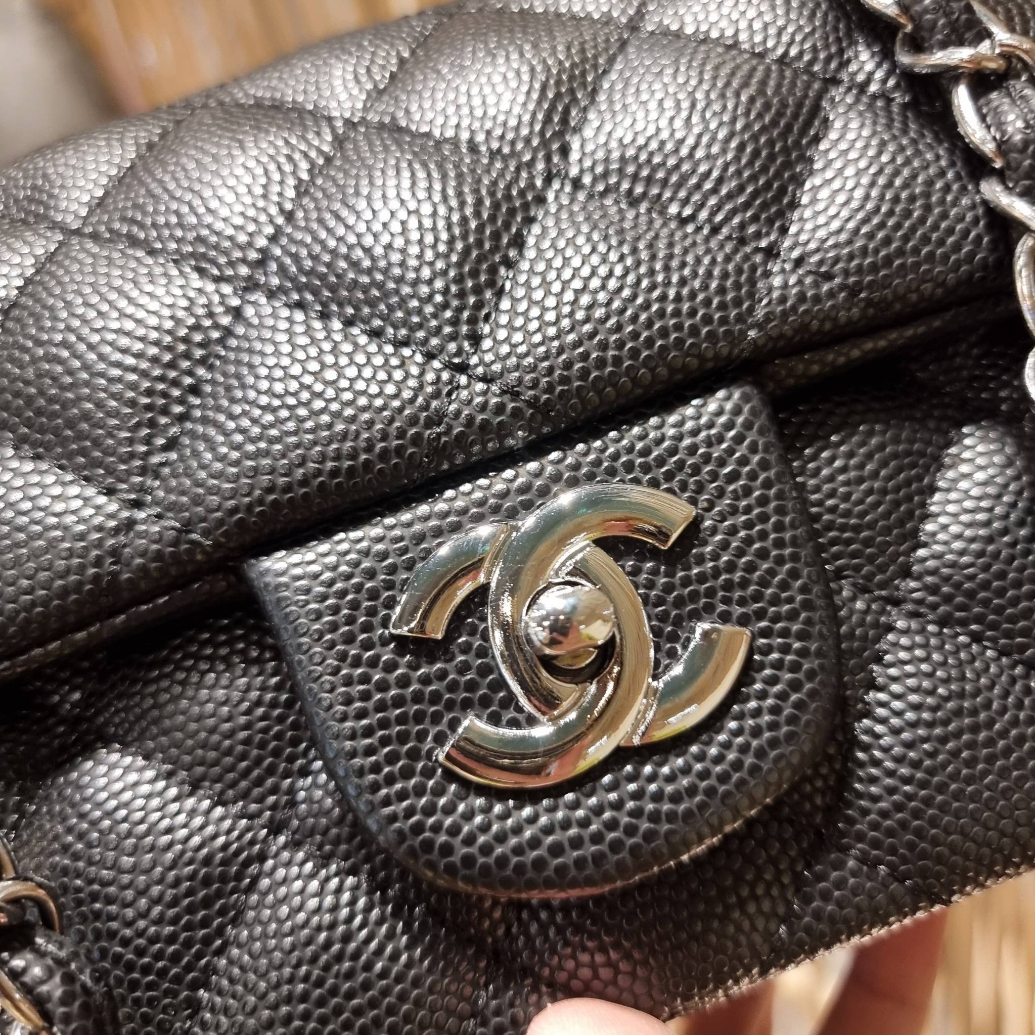 VIP 】3สี คัมแบคทูสต็อค!! จัดมาแน่นๆ พร้อมสีรับความเฮง!! พรีเมี่ยมจากแบรนด์ Chanel vip สุดพิเศษจากเคาน์เตอร์ กระเป๋าสะพาย หนังสังเคราะห์ลายคาร์เวีย หรูหราทั้งอะไหล่เงินและอะไหล่ทอง สะพายแล้วขับผิวมากๆใบนี้ เปิด-ปิดกระเป๋าด้วยตัวบิดล็อค ภายในกระเป๋าบุหนังสี