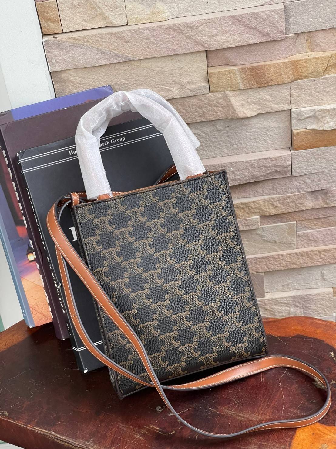 CELINE MINI VERTICAL CABAS IN TRIOMPHE CANVAS มีโลโก้ CELINE สกรีนอยู่ตรงกลาง ถือเป็นกระเป๋า Tote ที่ทำจากแคนวาสที่น่าสนใจมาก ๆ อีกรุ่นหนึ่ง และเป็นรุ่นที่ได้รับคำชื่นชมจากแฟชั่นกูรูทั้งหลายอีกด้วย หากใครที่อยากเป็นเจ้าของกระเป๋า Tote จาก CELINE สักใบ รุ่