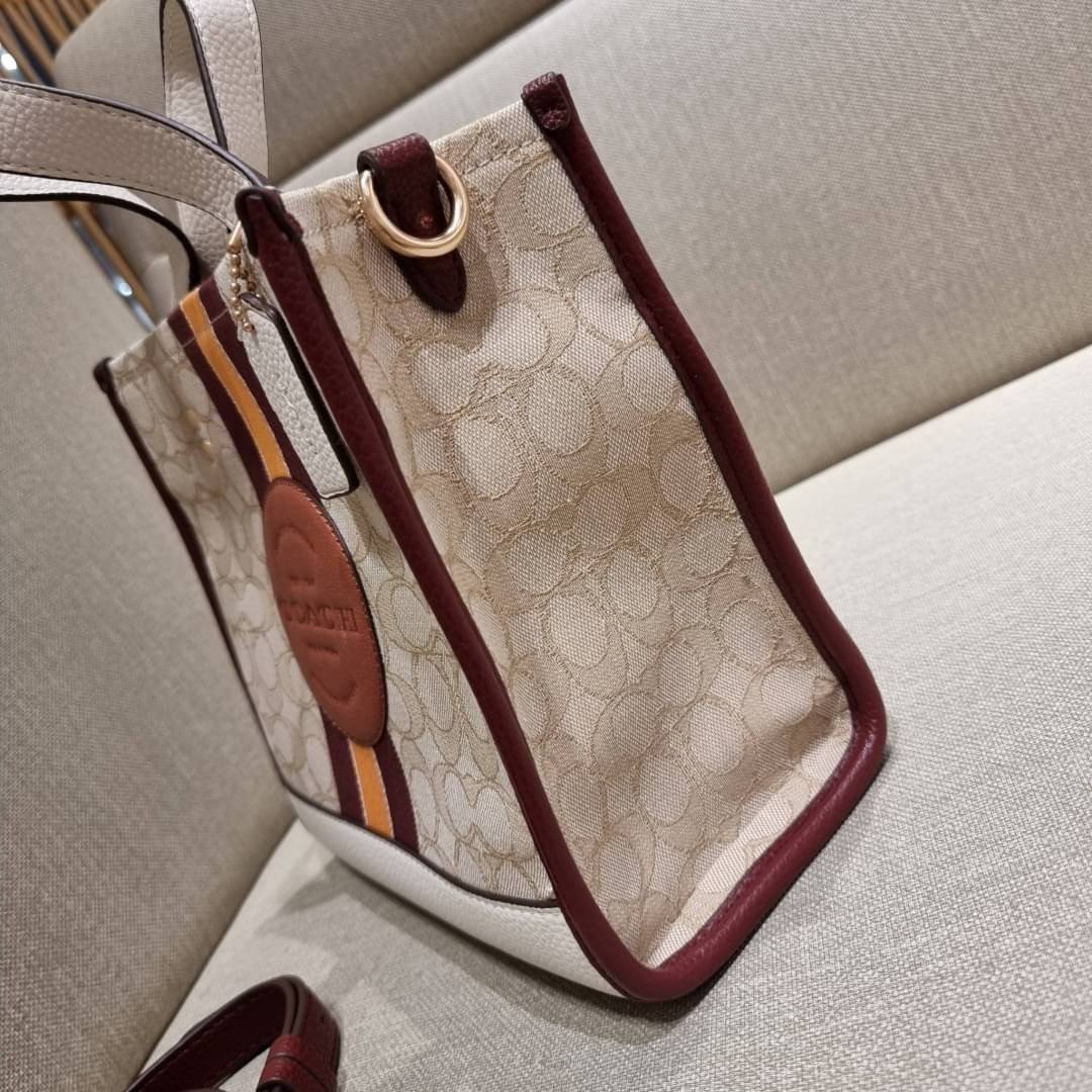 COACH C7083 DEMPSEY TOTE 22 IN SIGNATURE JACQUARD WITH STRIPE AND COACH PATCH คอลเลคชั่นใหม่ สีที่สาวๆรอคอย สวยคม ละมุนและมีความหรูในตัว กับกระเป๋าทรงโท้ท ไซส์กำลังสวย น่ารักน่าใช้ ฟังก์ชั่นการใช้งานสะดวกที่สุด มีทั้งสายคล้องในตัว และสายครอสบอดี้ วัสดุผ้า