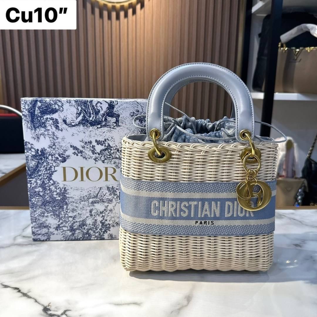 DIOR Lady Natural Wicker Bag กระเป๋าสะพายงานสาน พร้อมผ้าผูกด้านในสวยงามทรงเสน่ห์ จะถือหรือสะพายข้างด้วยสายสปอร์ตก็สวยเลิศ โดดเด่นกว่าใคร งานสวยเกินราคา คุ้มที่สุดในย่านนี้บอกเลย!!