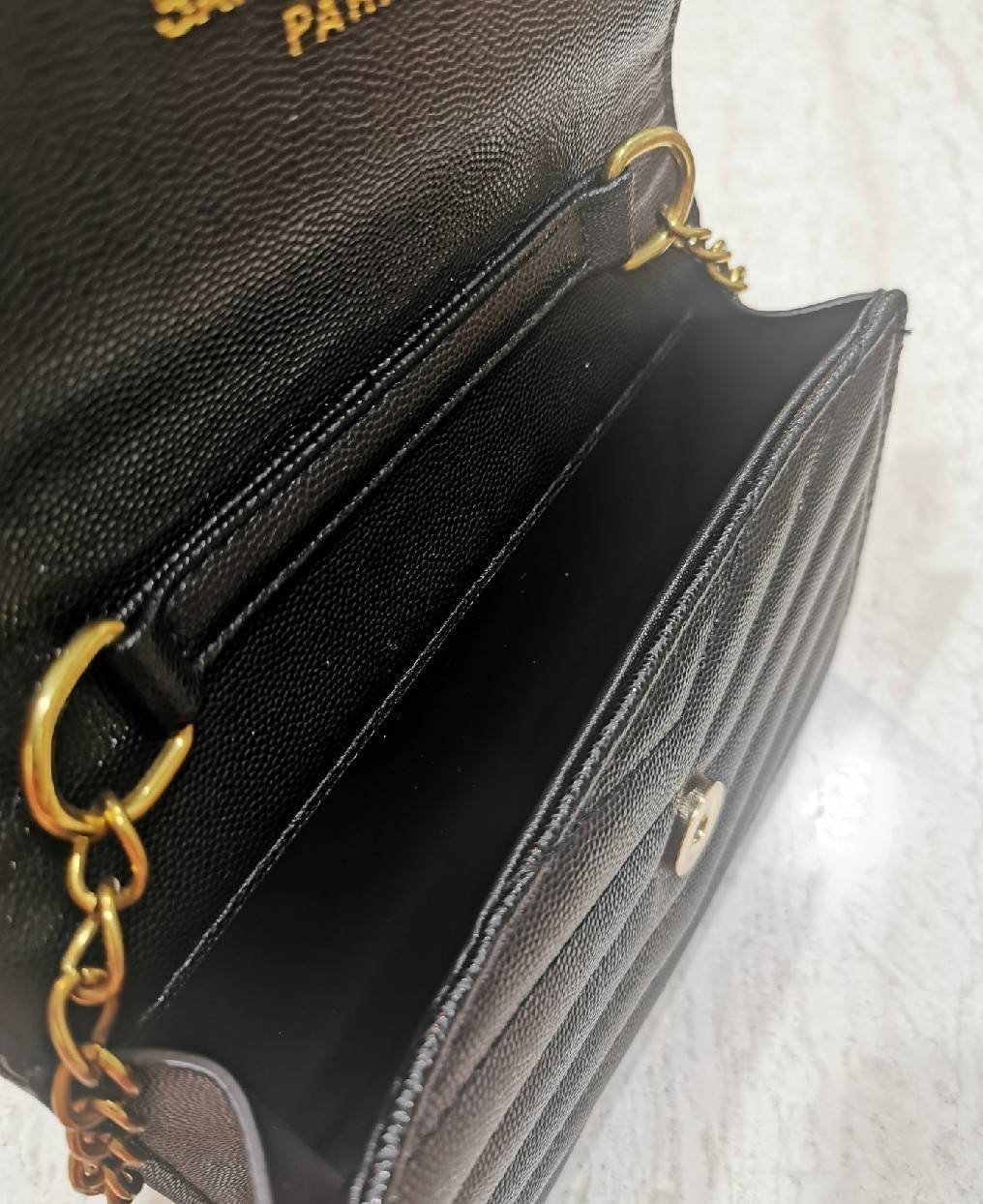 VIP 】YVES SAINT LAURENT YSL BAG VIP GIFT WITH PURCHASE GWP พรีเมี่ยมกิ้ฟ Limited จาก YSL DUTY FREE COUNTER ดีไซน์ทรงสี่เหลี่ยมหนังคาร์เวียขึ้นลายริ้วสวยอยู่ทรงเปิดปิดด้วยฝาปิด Envelop กระดุมแม่เหล็กด้านหน้าประดับโลโก้แบรนด์อะไหล่ทอง ภายในโล่งสามารถใส่มือถ