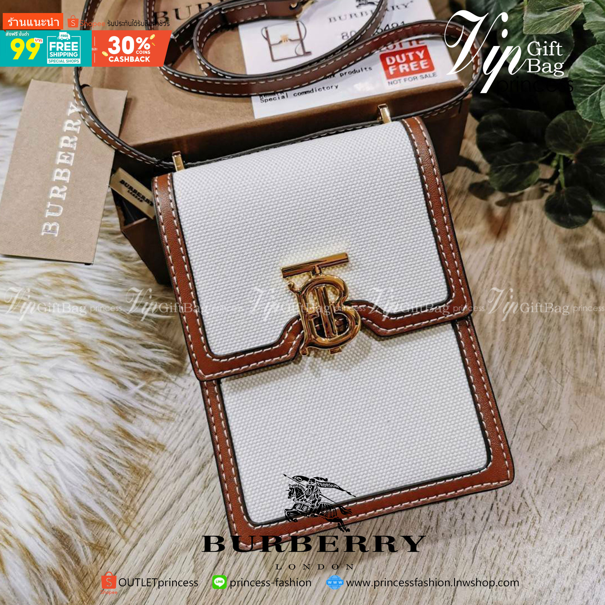 พรีเมี่ยมกิ๊ฟแท้ 100% 】BURBERRY FRAGRANCES CROSSBODY BAG VIP GIFT WITH PURCHASE (GWP) กระเป๋าสะพายพรีเมี่ยมกิ๊ฟ Limited Edition จากน้ำหอม BURBERRY วัสดุ Canvas Cotton & Leather ทรงเหลี่ยมแนวตั้งดีไซน์สวยหรูอยู่ทรงมีโลโก้แบรนด์ด้านหน้า