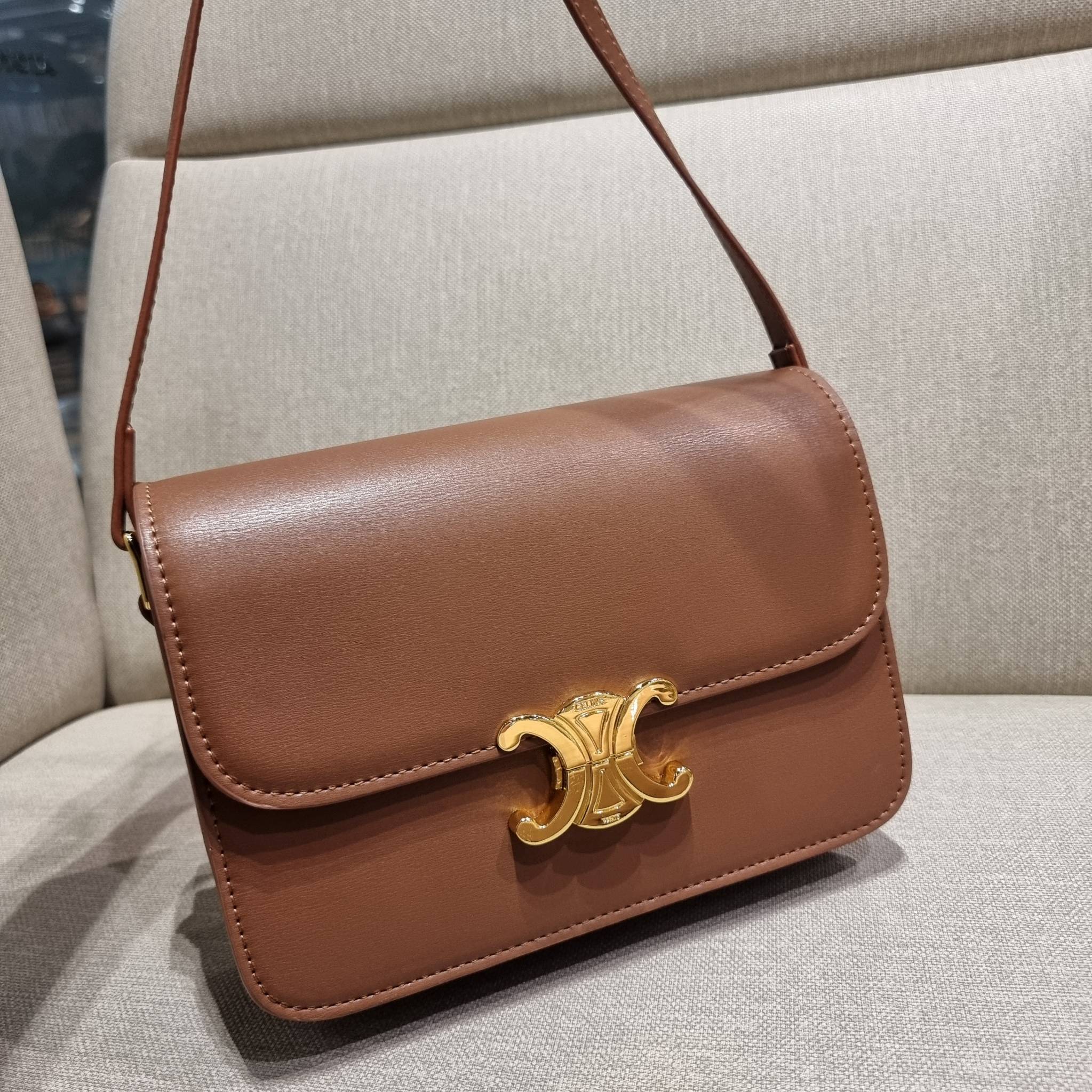 VIP 🥂 CELINE CLASSIQUE TRIOMPHE BAG IN SHINY CALFSKIN ไอเท็มสุดคลาสสิค ที่ขาดไม่ได้ กระเป๋าสะพายทรงสวยคลาสสิค แฝงความผู้ดี ที่ใช้ได้ทั้งชายหญิง วัสดุหนังแท้ เปิด-ปิดด้วยตัวกดล็อค สะดวกใช้มาก ภายในเป็นช่องโล่ง เก็บของได้เป็นสัดส่วน และยังมีช่องซิปใ
