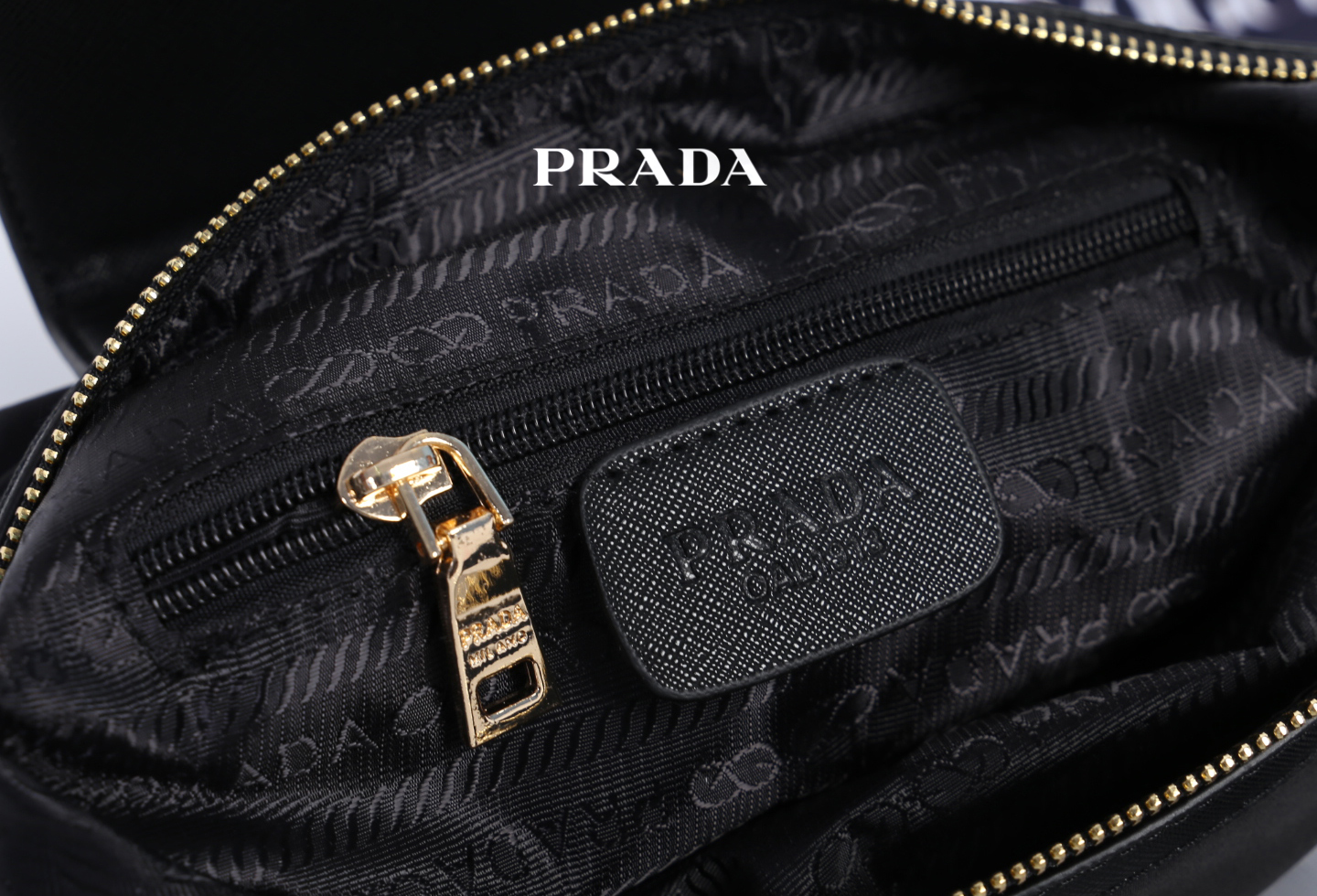 PRADA MINI WITH ZIP / PRADA nylon crossbody bag วัสดุ Nylon เนื้อหนาคุณภาพดีตามแบบฉบับแบรนด์ ด้านหน้าประดับโลโก้แบรนด์ สามารถสะพายได้ 2 แบบ