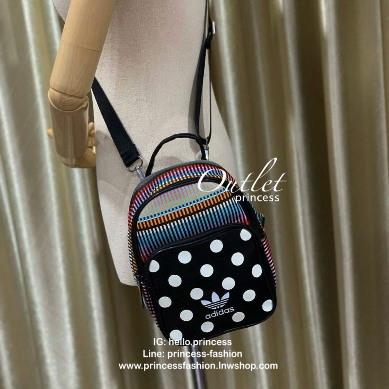 ADIDAS AUTHENTIC IP MINI BACKPACK กระเป๋าที่เปลี่ยนได้ถึง3ลุคช์ ซึ่งเป็นได้ทั้งเป้ สะพาย ครอสบอดี้ หรือจะถือเก๋สุดๆ วัสดุหนังpu แต่งลายหนังด้านหน้า หนังนิ่มถือจับสบายมือ มีช่องซิปใช้งาน2ช่อง ใส่กระเป๋าสตางค์ยาว/โทรศัพท์มือถือและของจุกจิกได้เยอะเลยคร้า!!