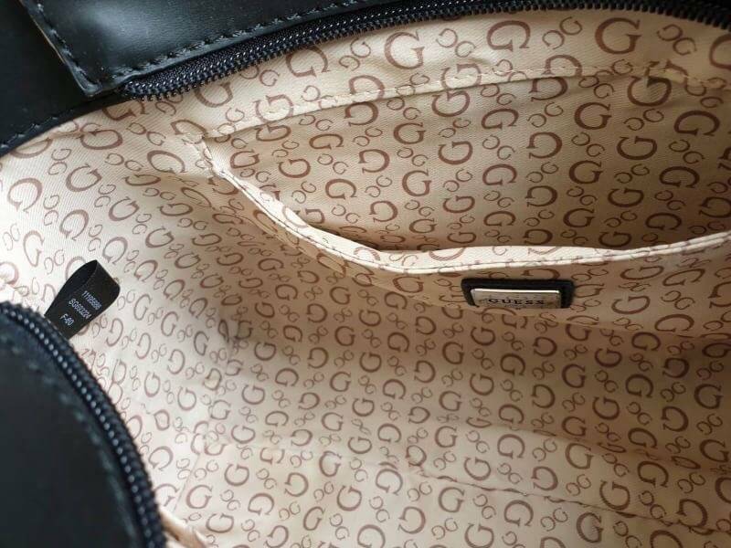 GUESS G LOGO PRINT TOTE BAG กระเป๋าถือหรือสะพายรุ่นใหม่ล่าสุดจาก GUESS FACTORY รุ่นยอดนิยม สวยอย่างมีสไตล์ สีสวยคลาสสิก รุ่นนี้มีการพิมพ์ลายโลโก้ รอบใบ หนัง faux-saffiano หนังคุณภาพดี ตั้งอยู่ทรง น้ำหนักเบา ประดับด้วยโลโก้แบรนด์อะไหล่เงิน สวยโดดเด่นที่กระ